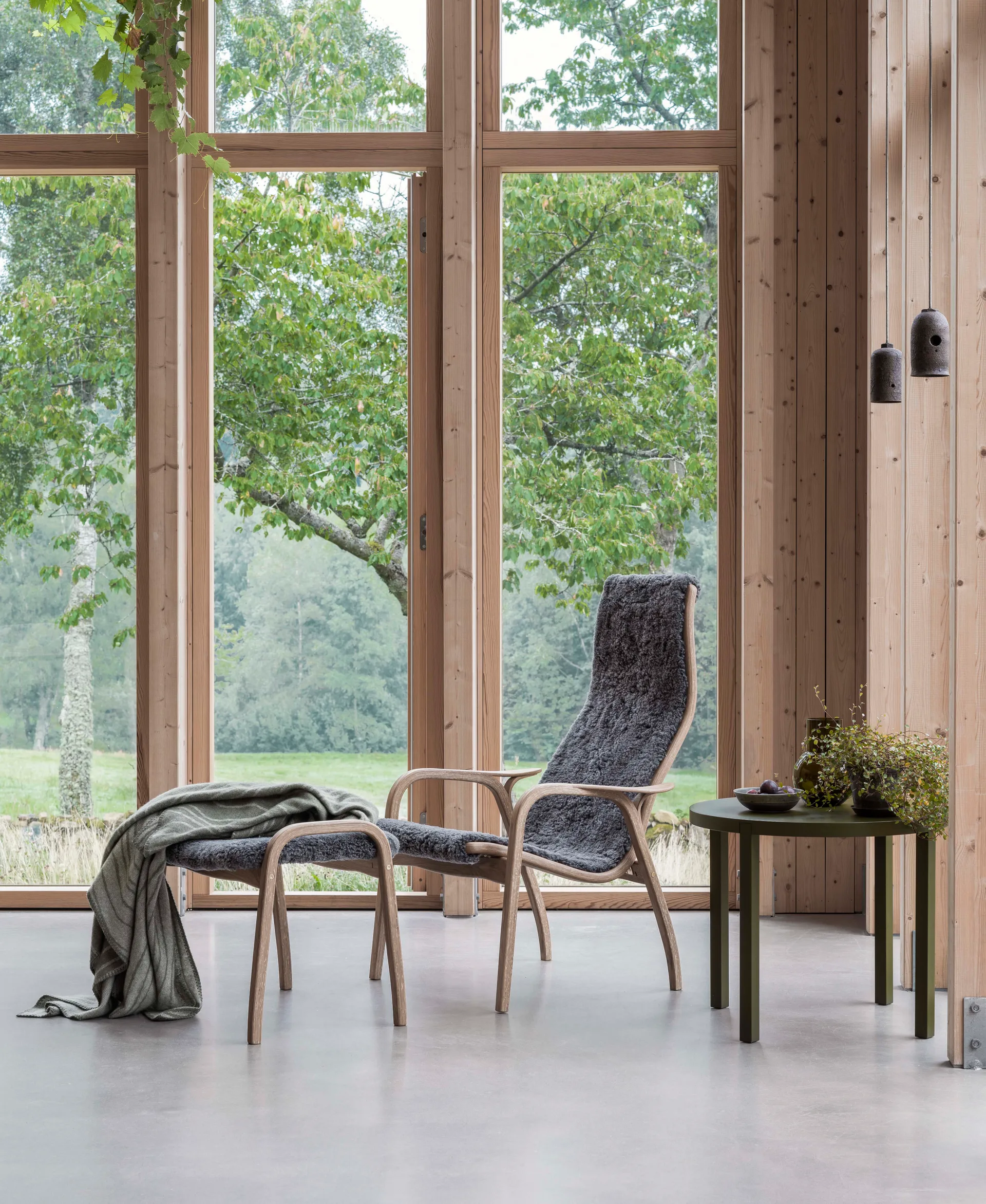 Καρέκλα με μπράτσα και υποπόδιο, Lamino, λαδωμένη δρυς/προβιά, Σκανδιναβικό γκρι Swedese