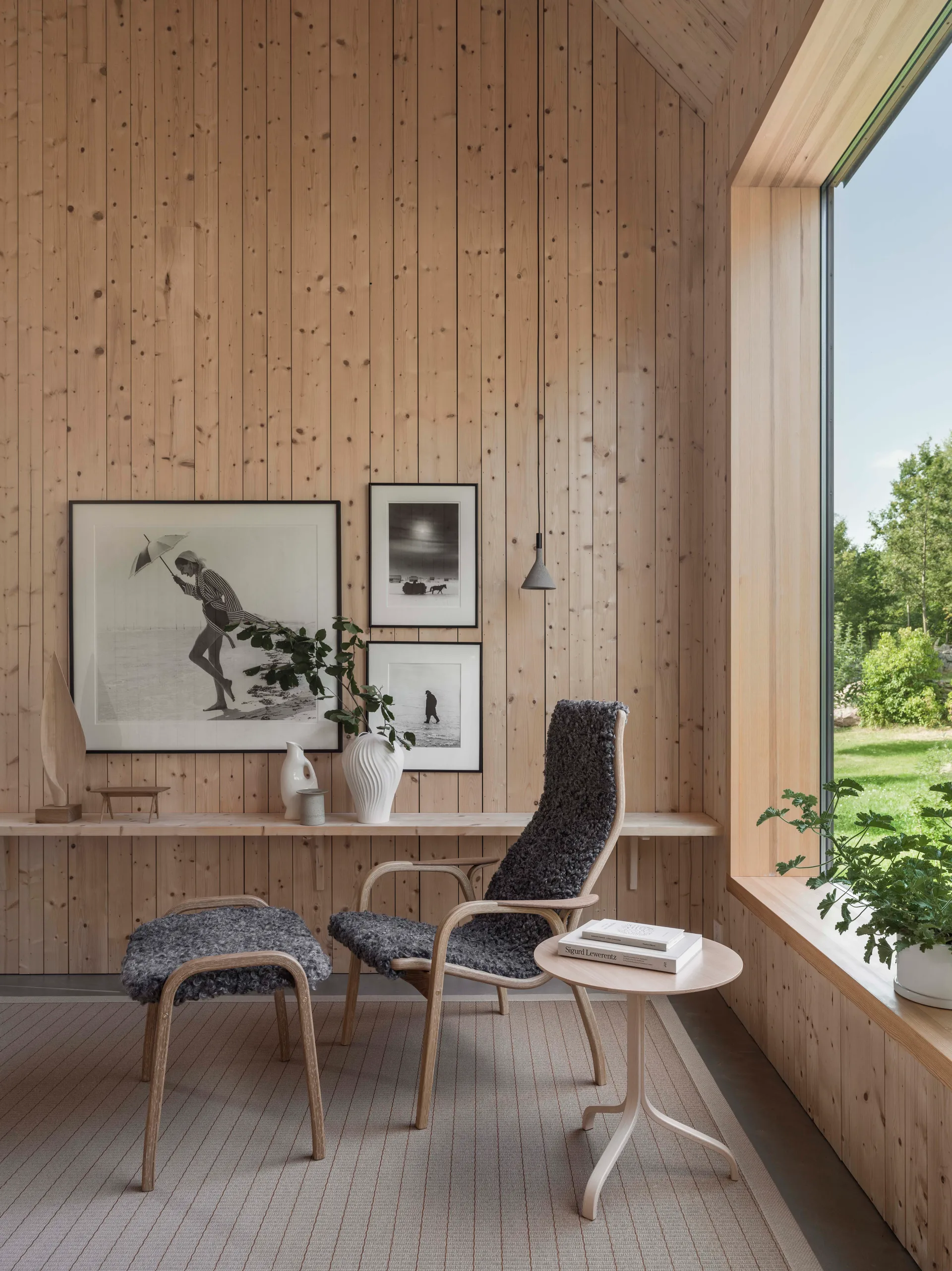 Καρέκλα με μπράτσα και υποπόδιο, Lamino, λαδωμένη δρυς/προβιά, Σκανδιναβικό γκρι Swedese