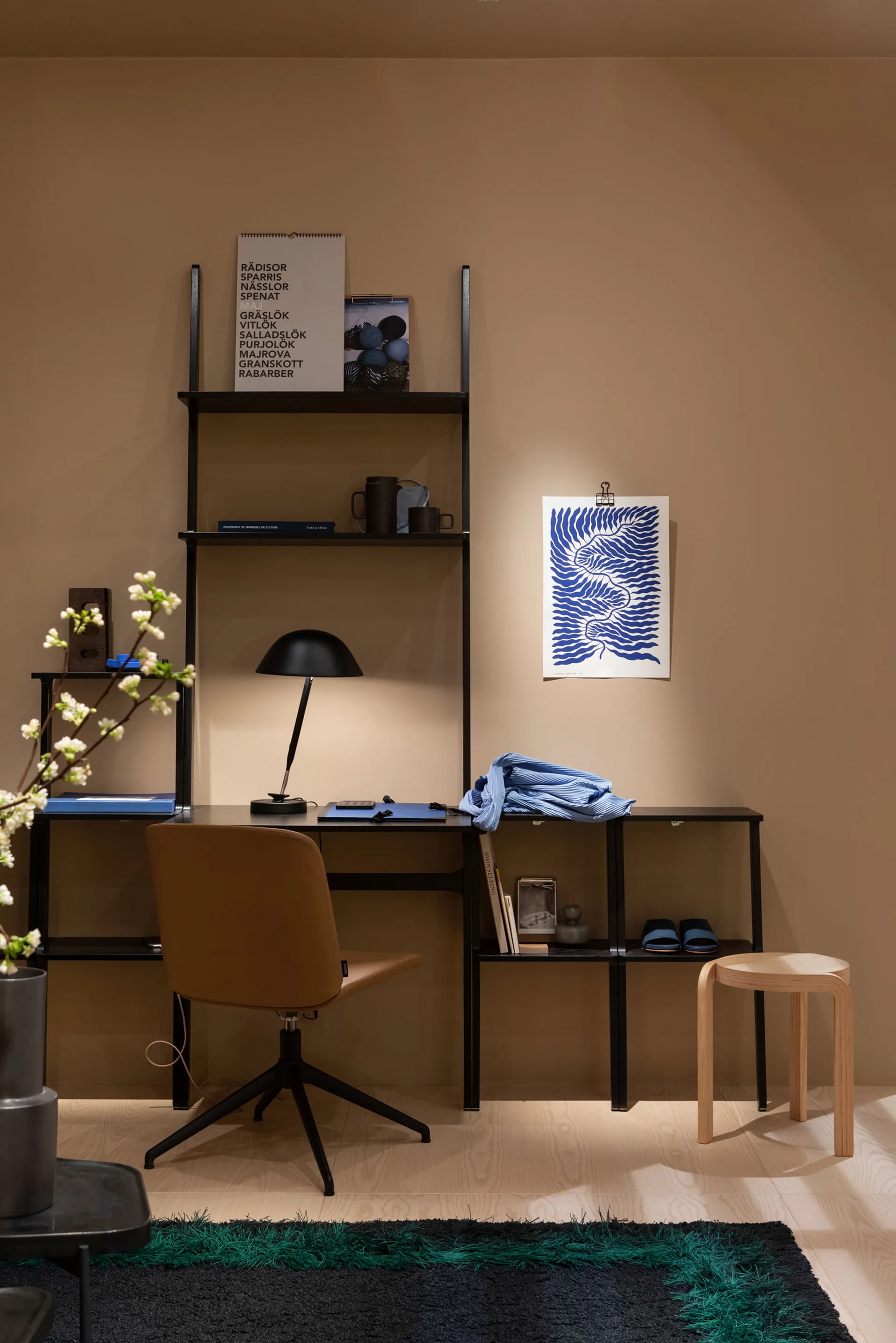 Libri γραφείο, Σκλήθρα λακαρισμένη nutmeg Swedese