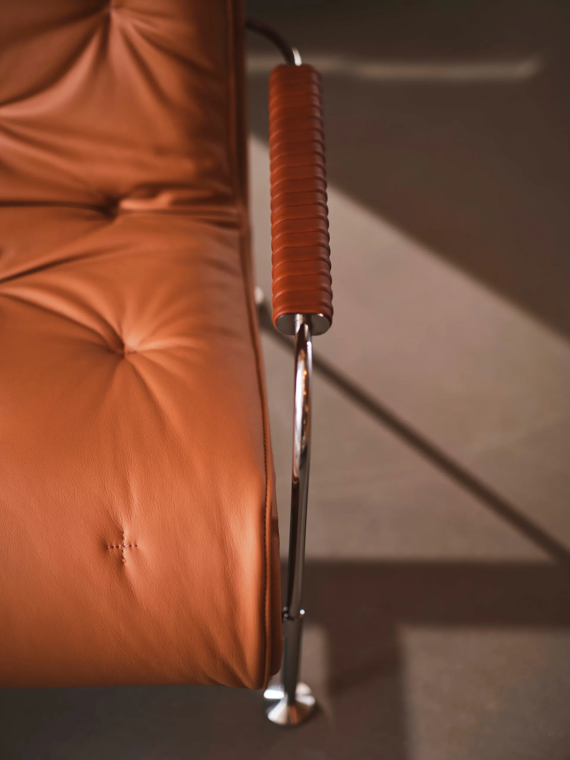 Πολυθρόνα Serpentine, Δέρμα Elmo Soft Ανοιχτό καφέ-χρώμιο-Tärnsjö Cognac   Swedese