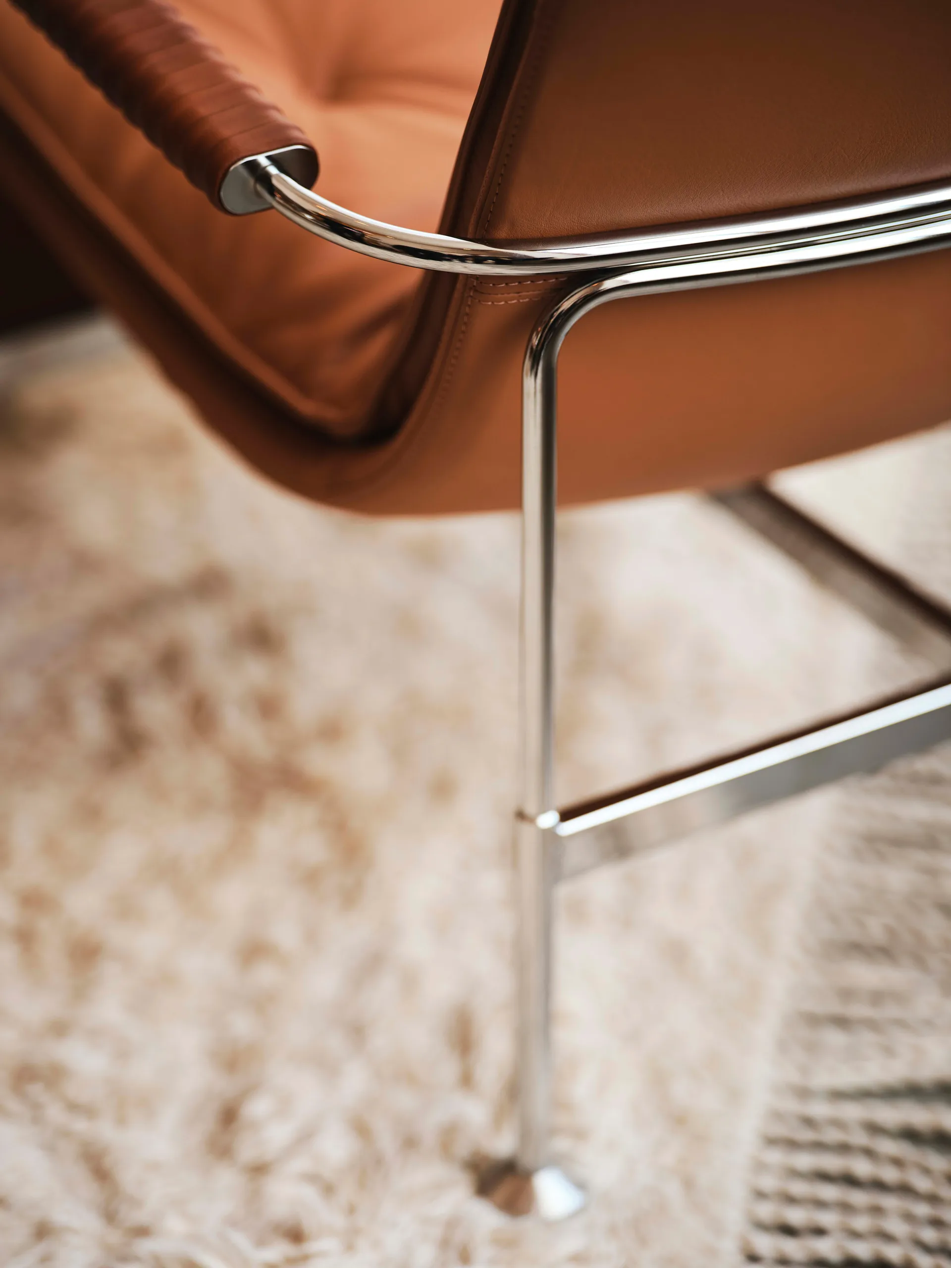 Πολυθρόνα Serpentine, Δέρμα Elmo Soft Σκούρο καφέ-Tärnsjö Tobacco   Swedese