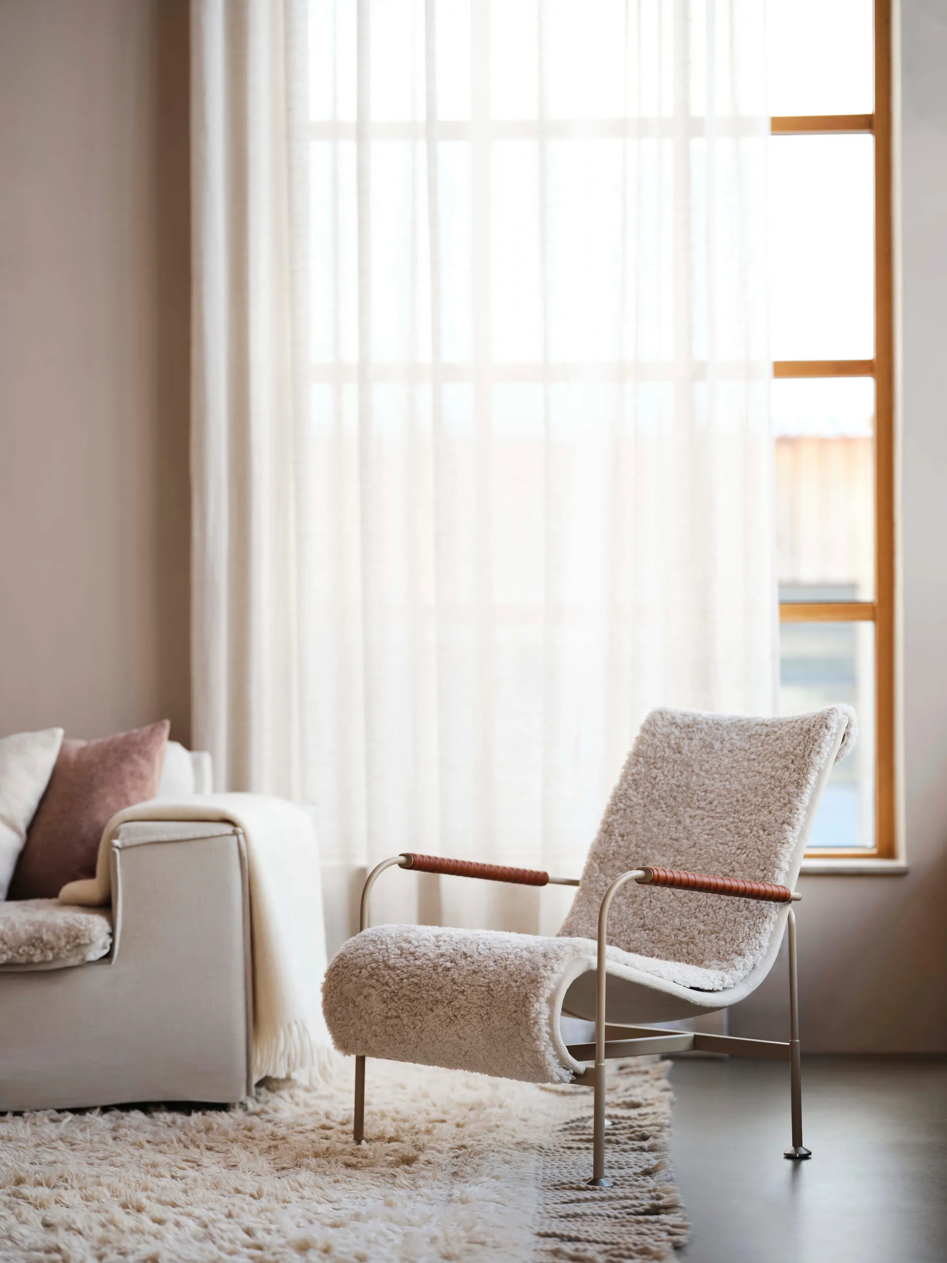 Πολυθρόνα Serpentine, Υφασμάτινο Romo Linara Rye-nutmeg-Tärnsjö Cognac   Swedese