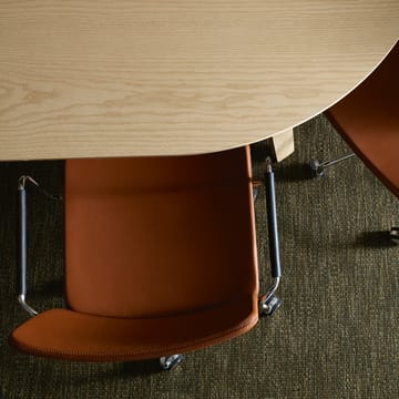 Η καρέκλα γραφείου Stella μπορεί να ανυψωθεί/χαμηλώσει με κλίση - Μαύρο δέρμα elmosoft 99999, βάση χρωμίου, δερμάτινα υποβραχιόνια, εύκαμπτη πλάτη - Swedese