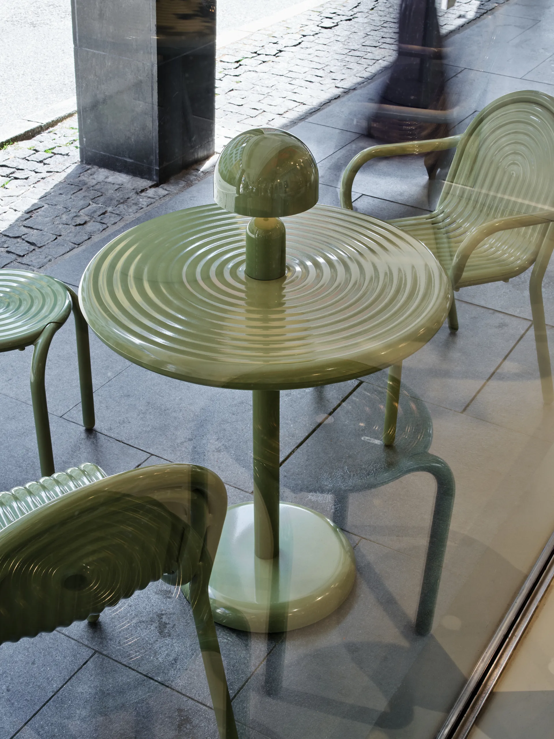 Groove καφέ τραπέζι στρογγυλό - Moss, Ø70 cm Tom Dixon