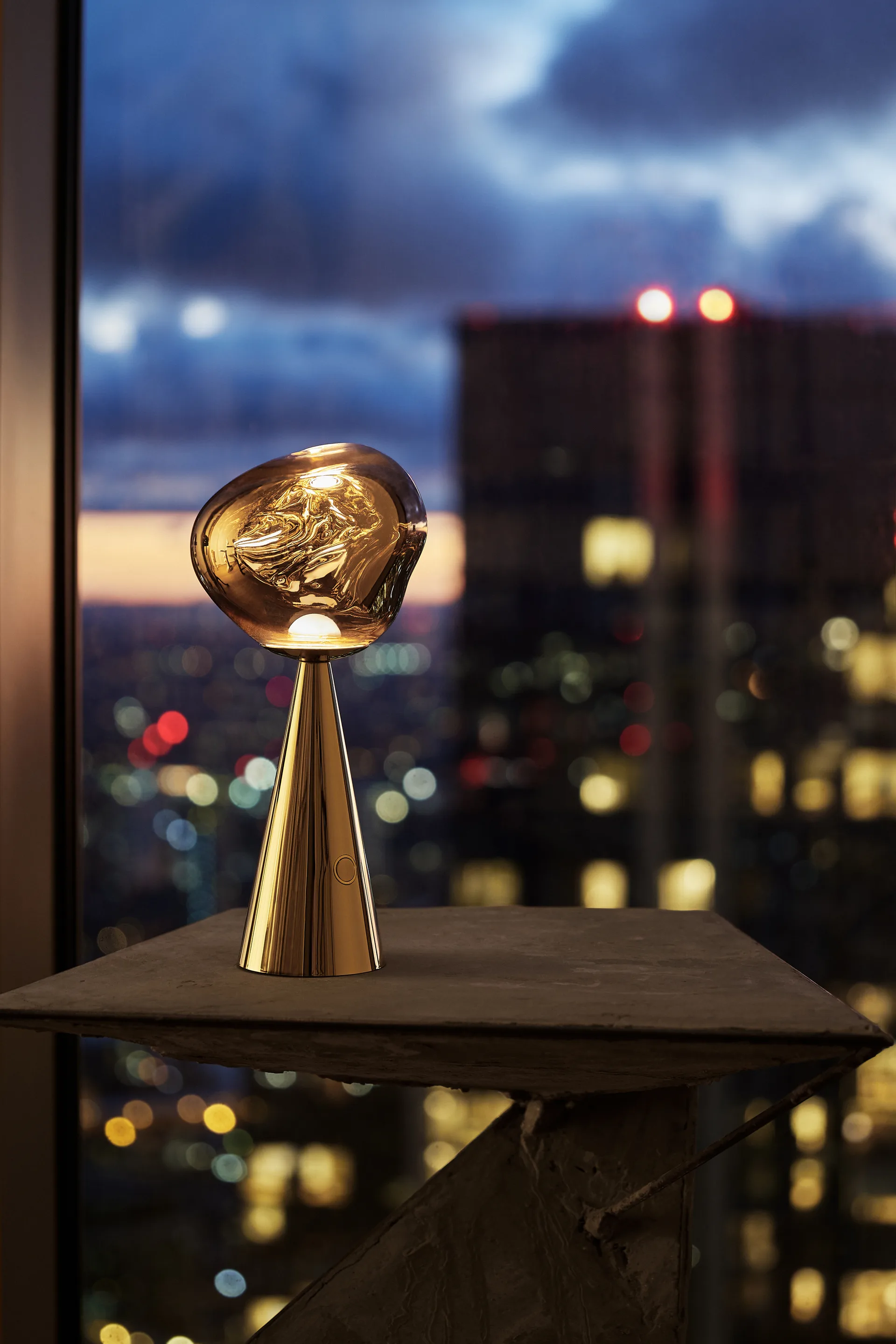 Φορητό επιτραπέζιο φωτιστικό Melt, Gold Tom Dixon