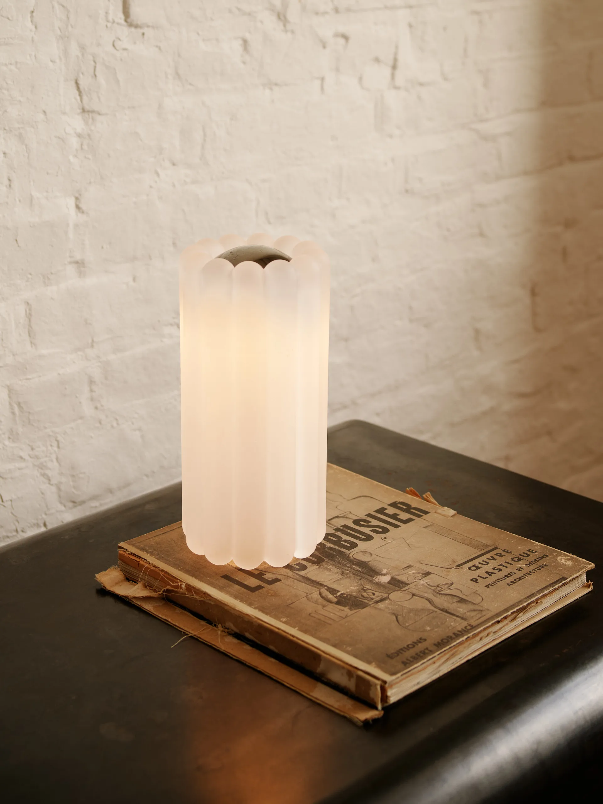 Press επιτραπέζιο φωτιστικό LED 23,5 cm, Frosted Tom Dixon