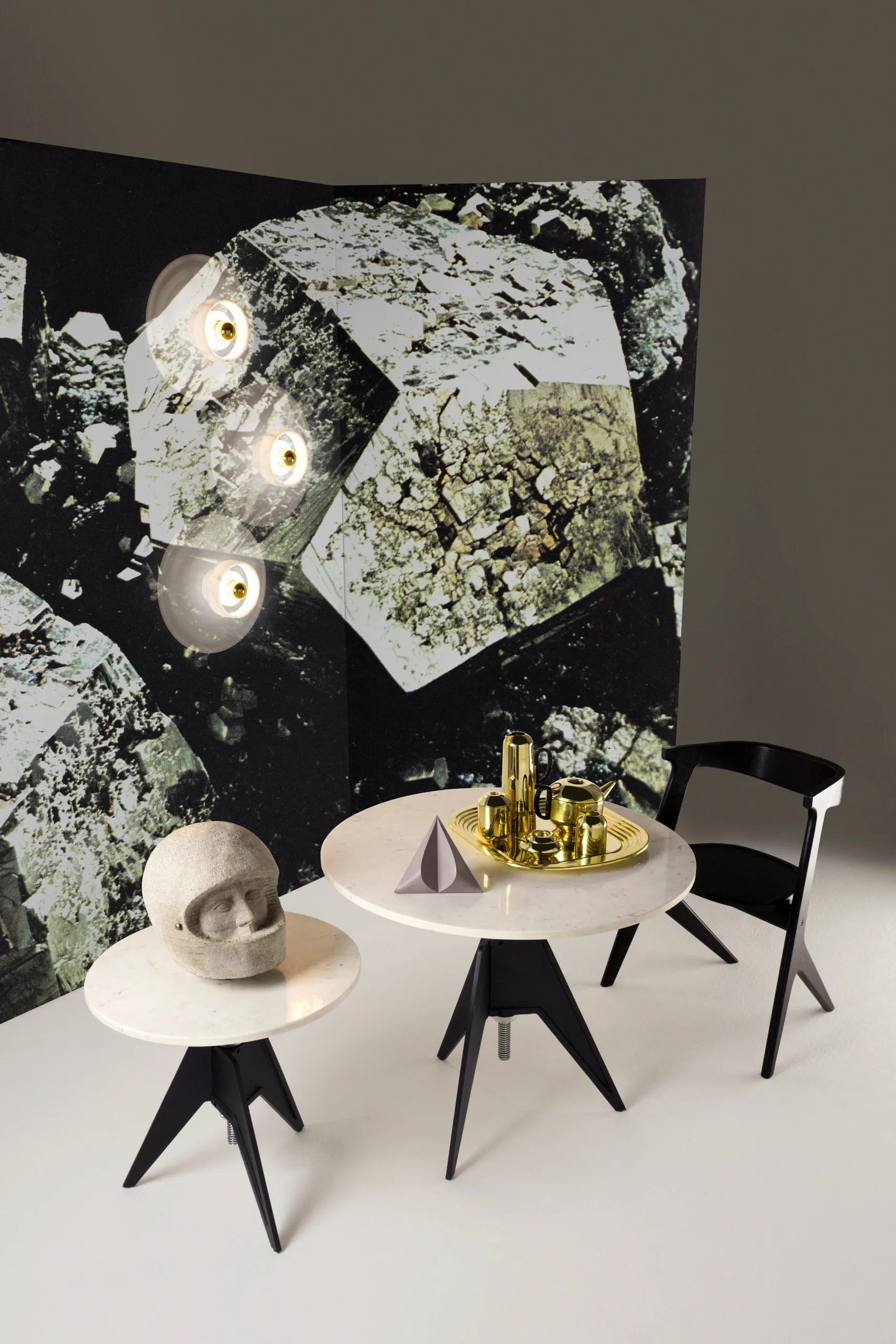 Τραπέζι καφέ Screw Ø90 cm, White marble-cast iron Tom Dixon