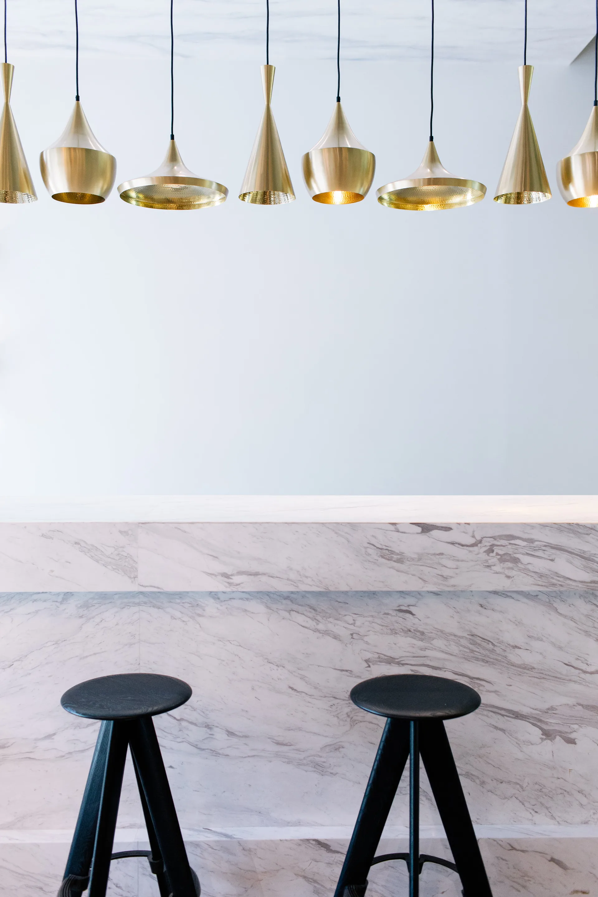 Σκαμπό μπαρ Slab 76 εκ., Black oak Tom Dixon