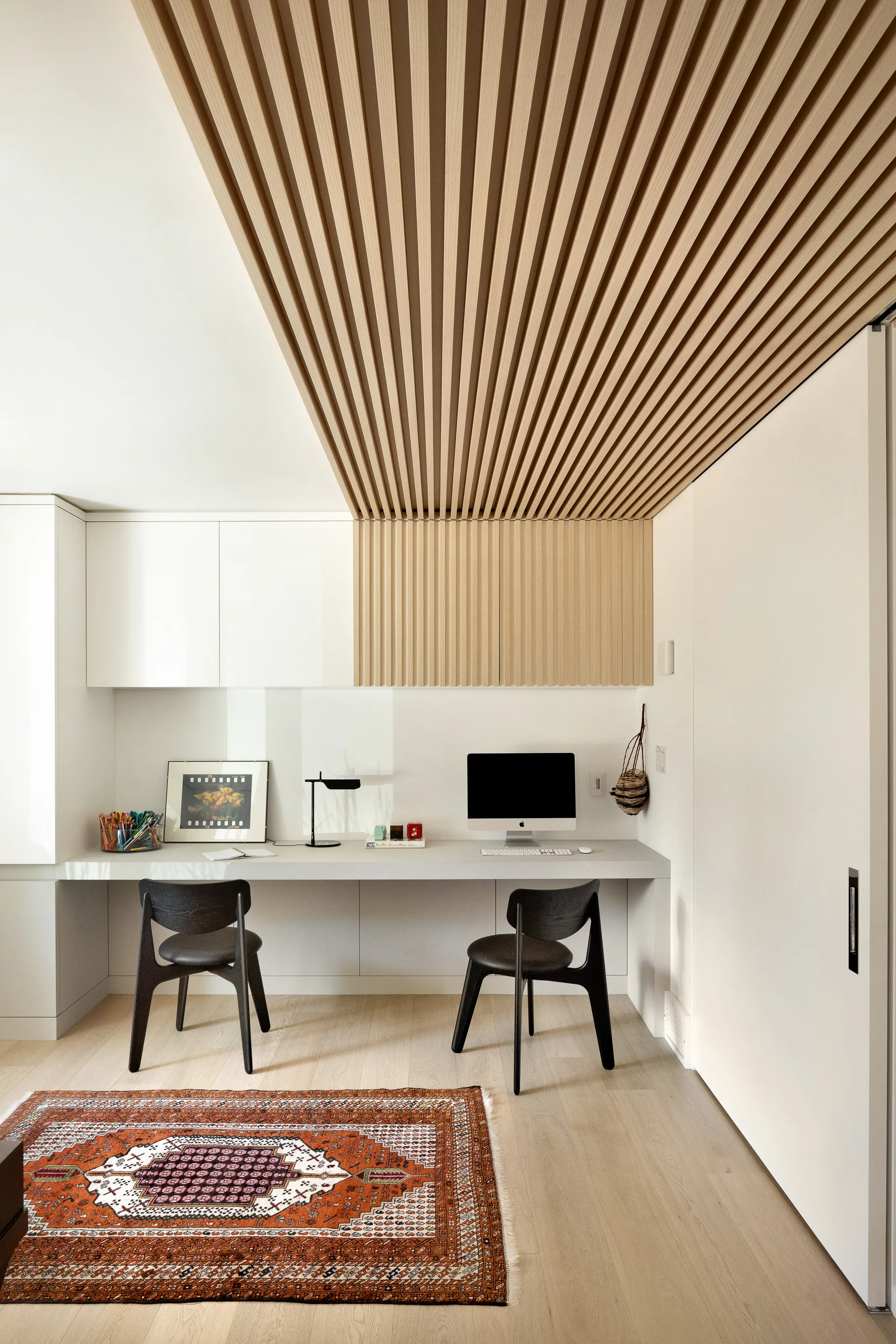 Καρέκλα τραπεζαρίας Slab με επενδυμένο κάθισμα, Black oak-black leather Tom Dixon