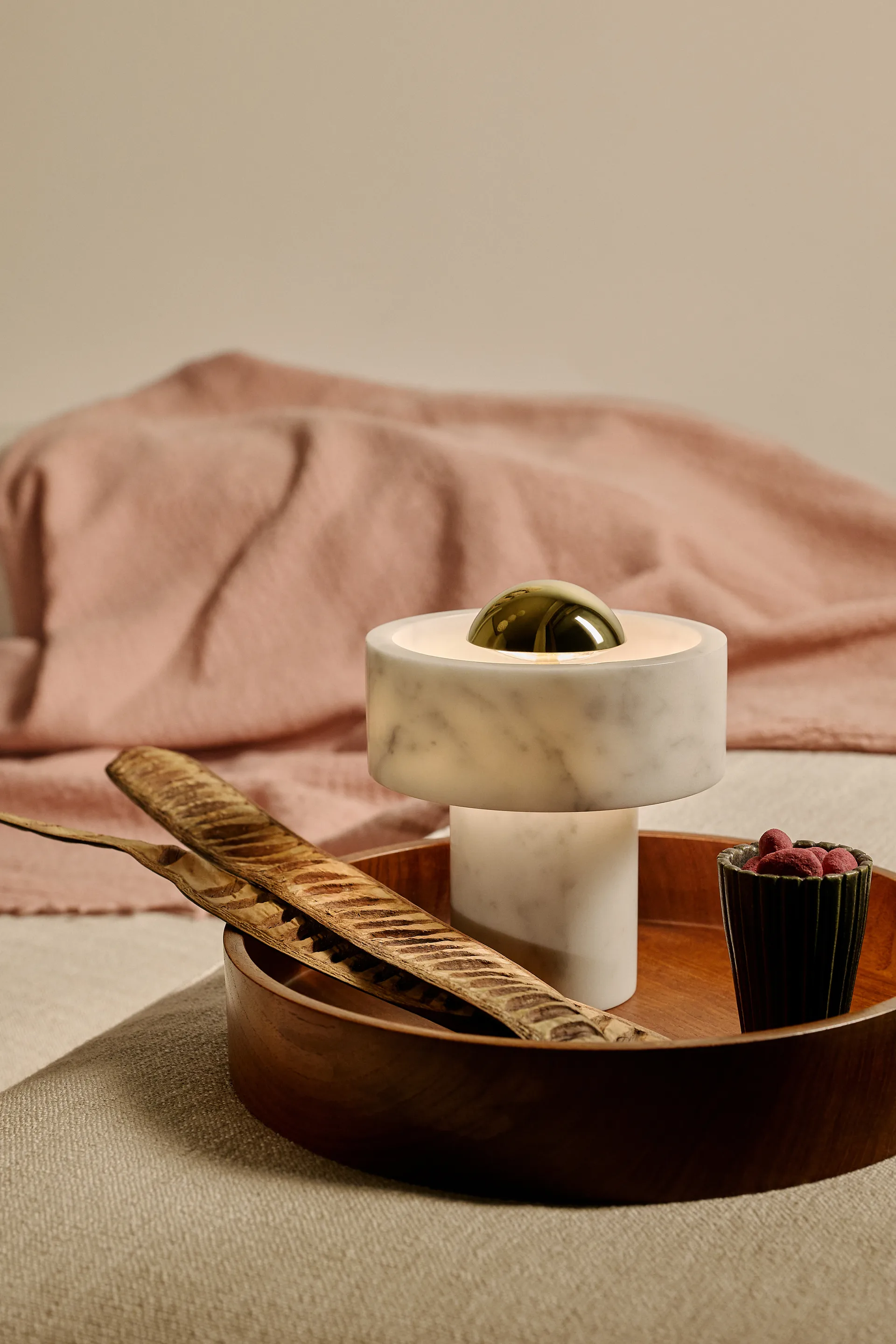 Stone φορητό επιτραπέζιο φωτιστικό LED 28 cm, Marble-gold Tom Dixon