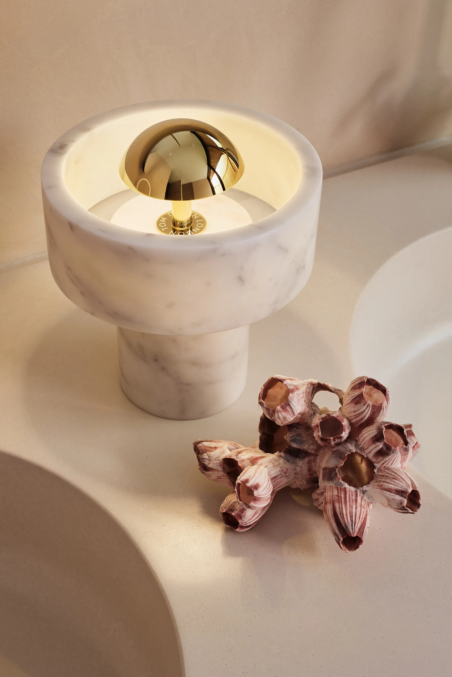 Stone φορητό επιτραπέζιο φωτιστικό LED 28 cm, Marble-gold Tom Dixon