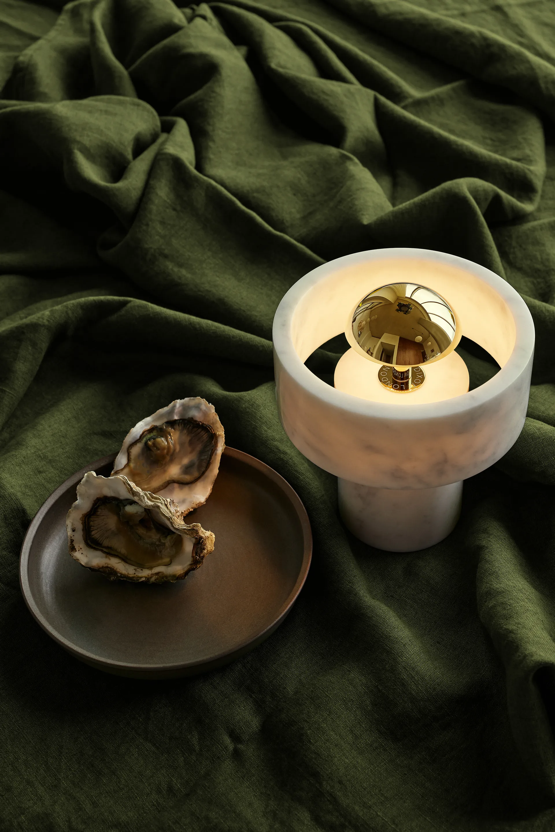 Stone φορητό επιτραπέζιο φωτιστικό LED 28 cm, Marble-gold Tom Dixon