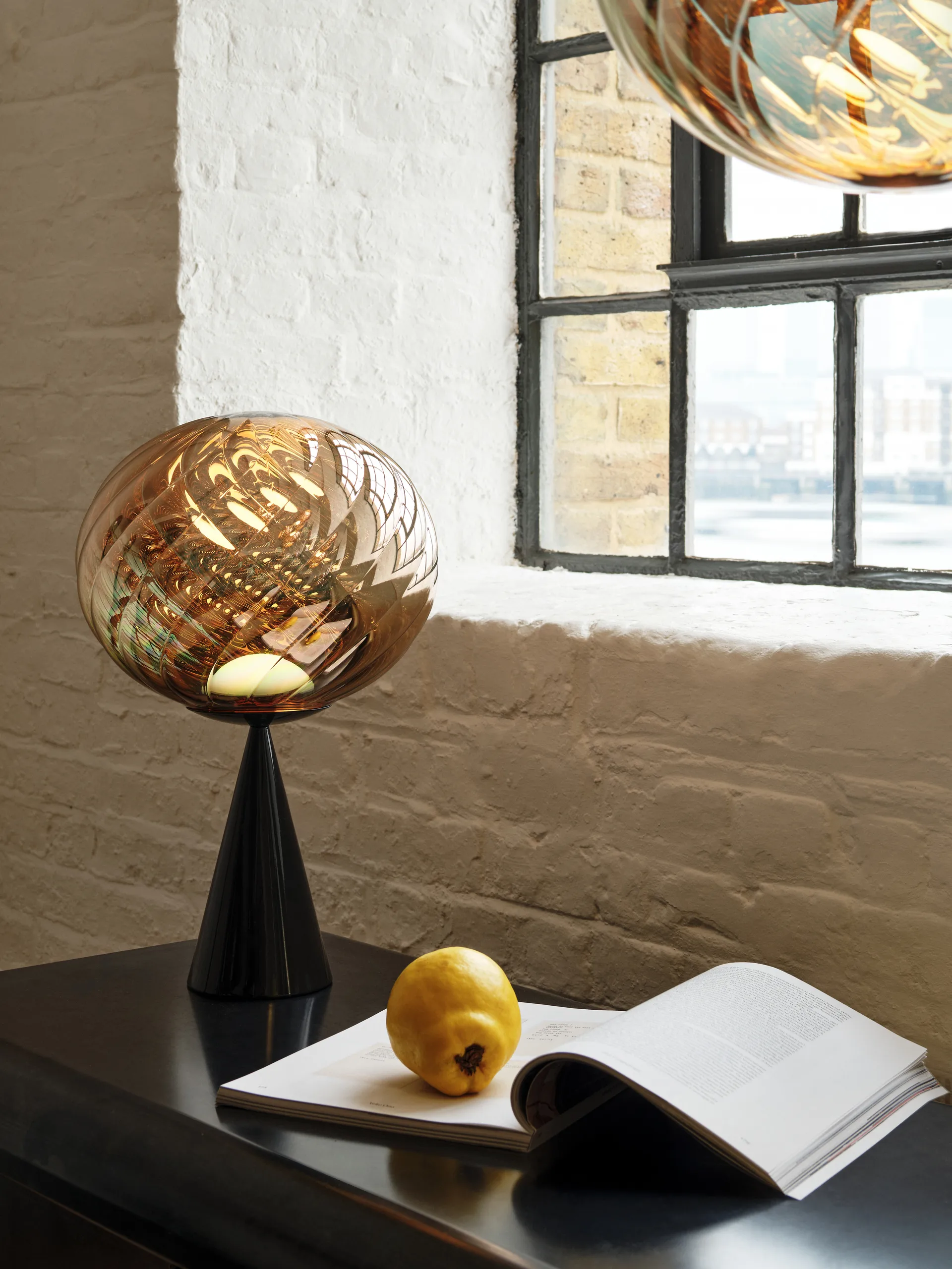 Whirl cone fat επιτραπέζιο φωτιστικό, Gold-black Tom Dixon