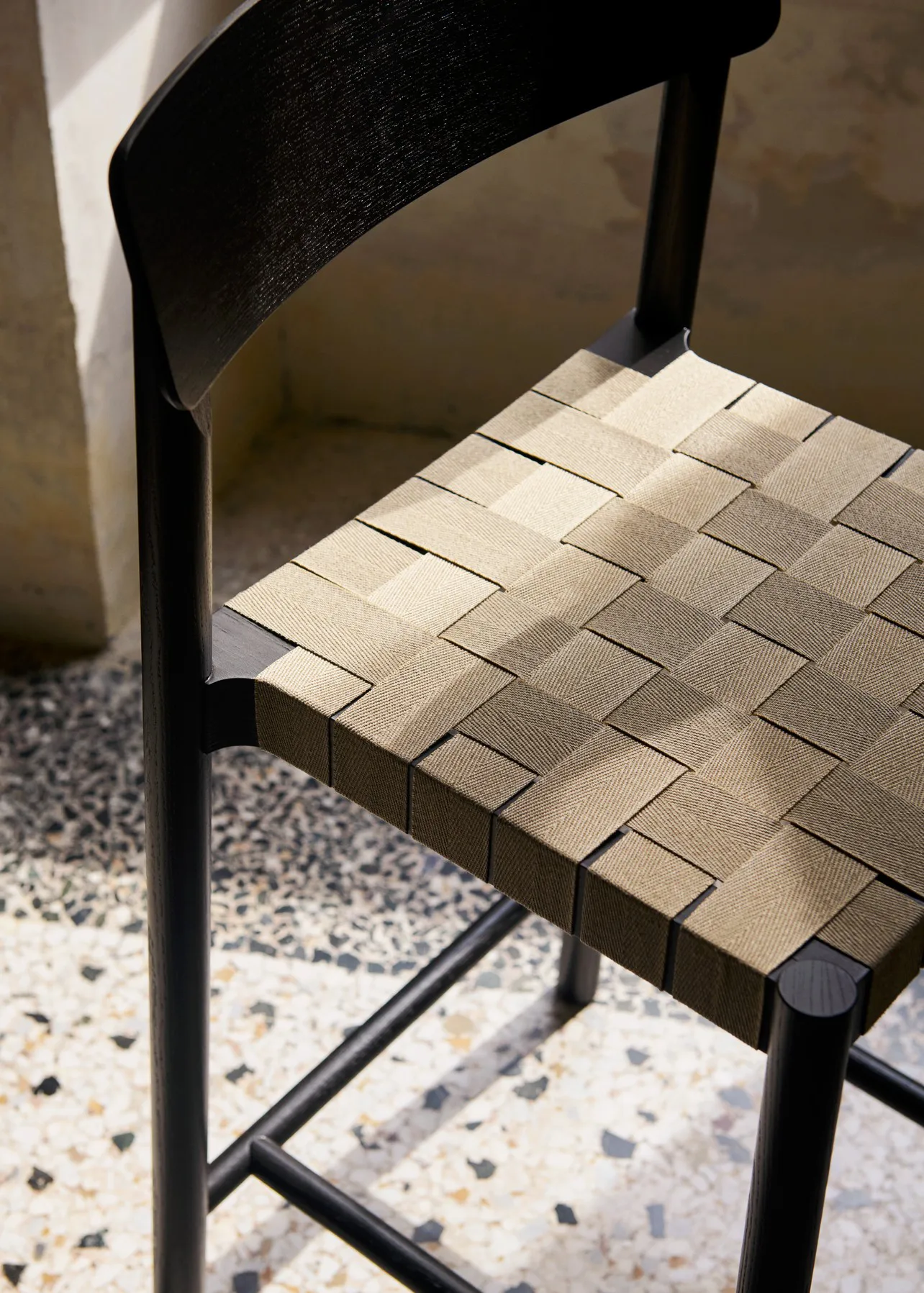 Betty TK12 Counter Chair μπαρ καρέκλα 65 cm, λινό σε φυσικό χρώμα-μαύρη λουστραρισμένη φράξος &Tradition