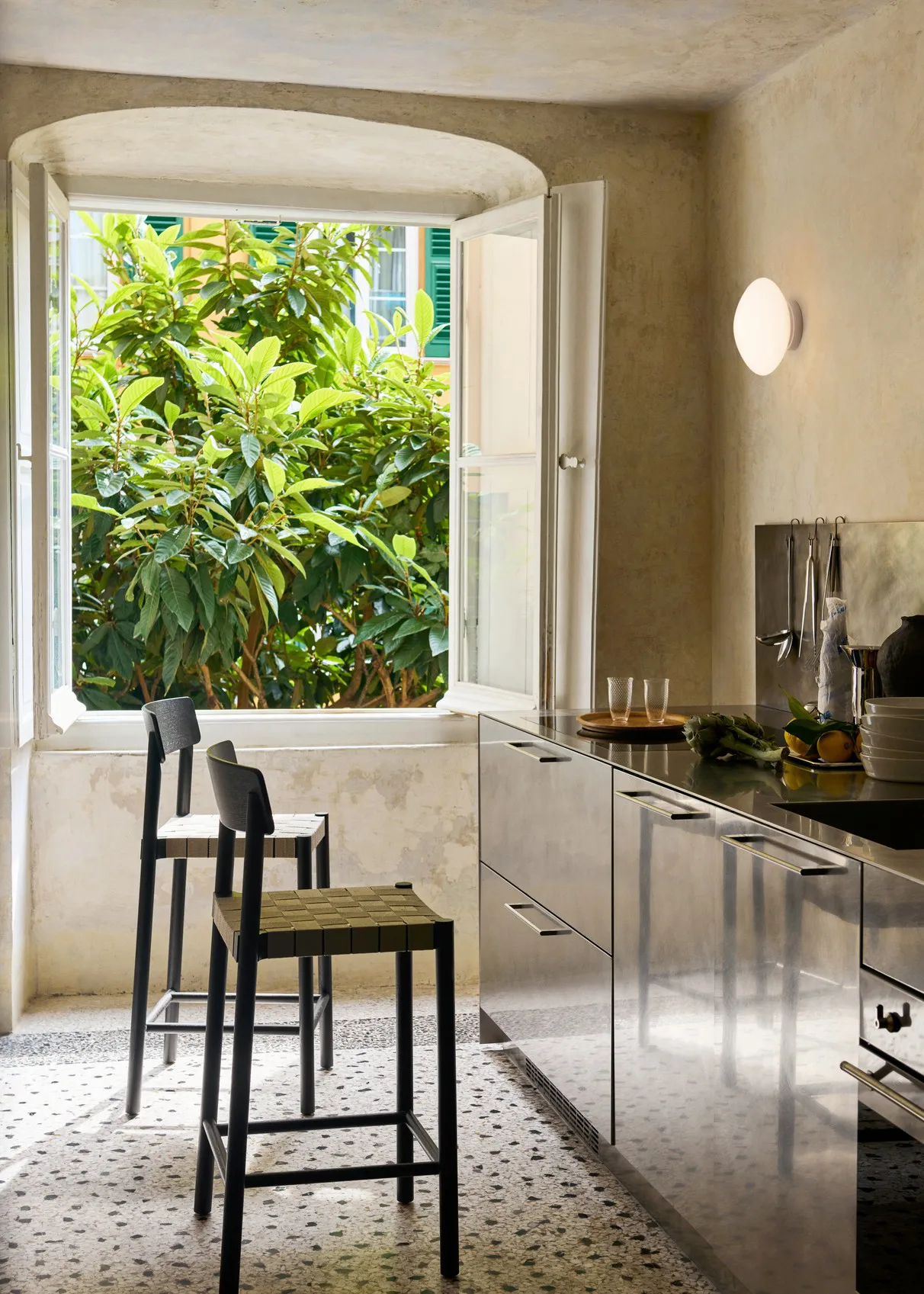 Betty TK12 Counter Chair μπαρ καρέκλα 65 cm, λινό σε φυσικό χρώμα-μαύρη λουστραρισμένη φράξος &Tradition