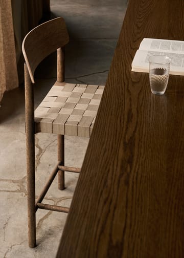 Betty TK12 Counter Chair μπαρ καρέκλα 65 cm - λινό σε φυσικό χρώμα-καπνιστή δρυς - &Tradition