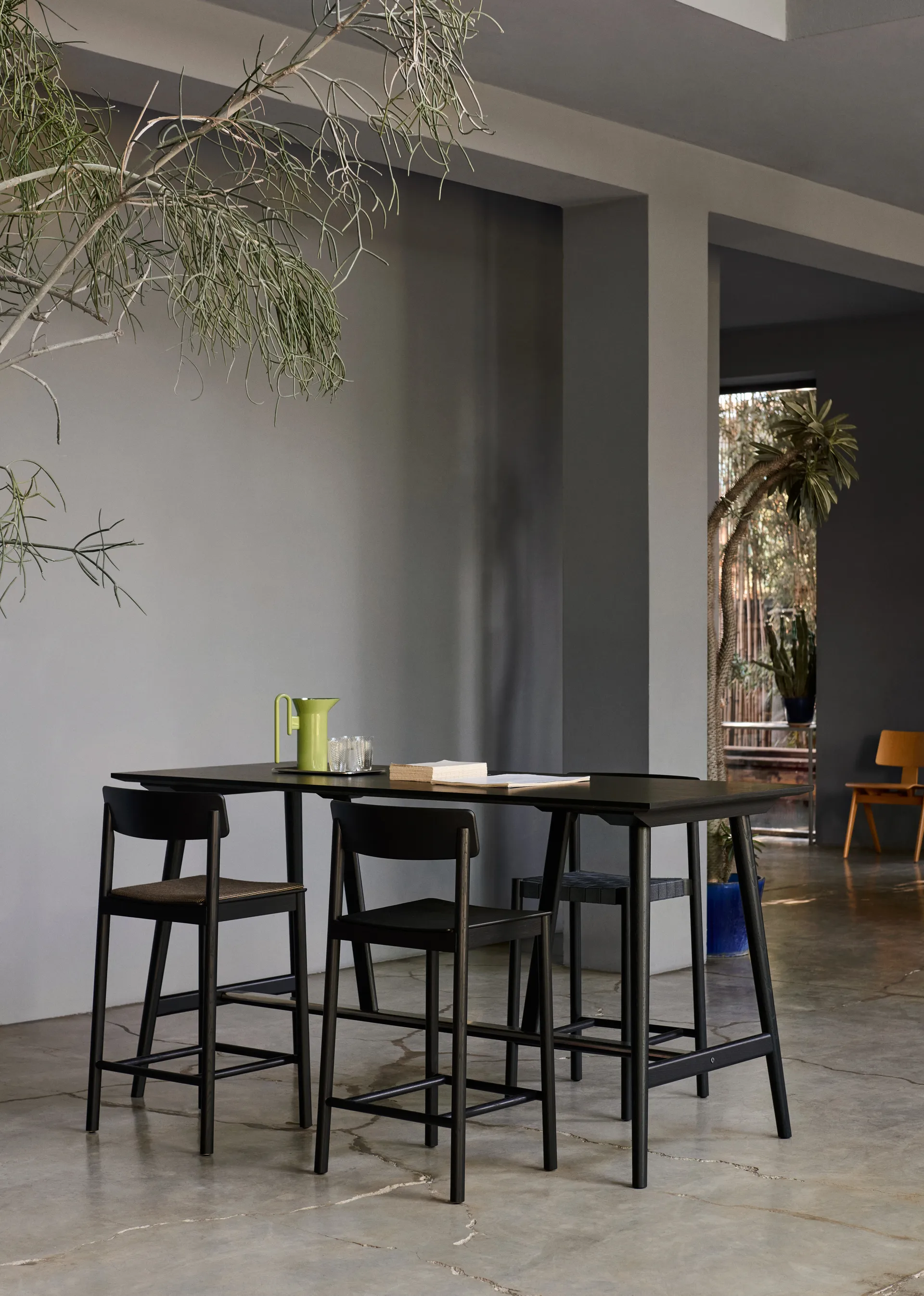 Betty TK13 Counter Chair μπαρ καρέκλα 65 cm, καπνιστή δρυς &Tradition