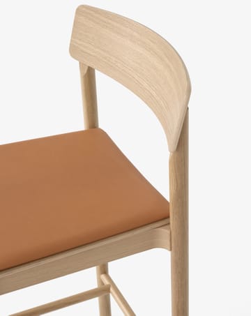 Betty TK14 Counter Chair μπαρ καρέκλα 65 cm - Noble κονιάκ χρώματος δέρμα-λουστραρισμένη δρυς - &Tradition