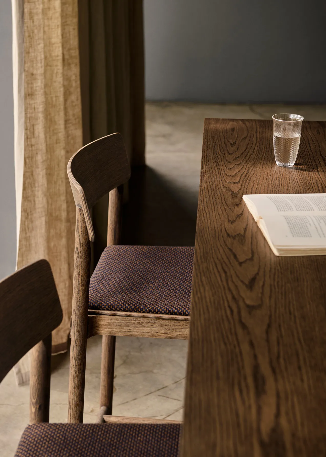 Betty TK14 Counter Chair μπαρ καρέκλα 65 cm, Sisu 0785-καπνιστή δρυς &Tradition