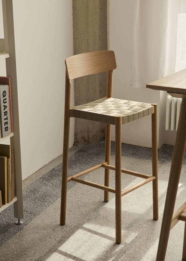 Betty TK15 Bar Chair μπαρ καρέκλα 75 cm, καπνιστή δρυς-λινό σε φυσικό χρώμα &Tradition