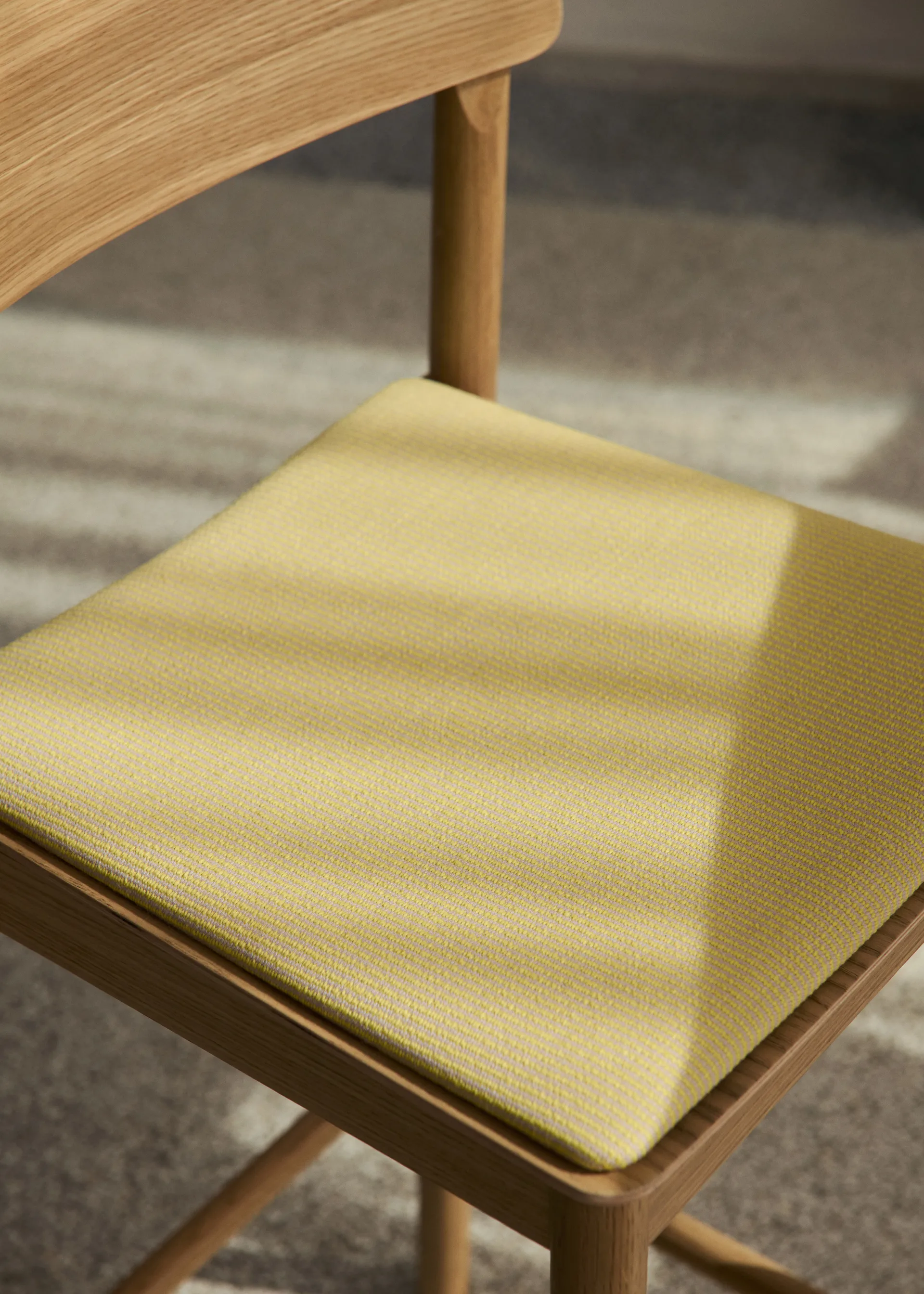 Betty TK17 Bar Chair μπαρ καρέκλα 75 cm, Fuse 0421-λουστραρισμένη δρυς &Tradition