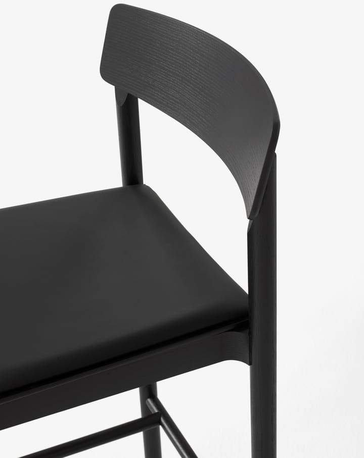 Betty TK17 Bar Chair μπαρ καρέκλα 75 cm, Noble μαύρο δέρμα-μαύρη λουστραρισμένη φράξος &Tradition