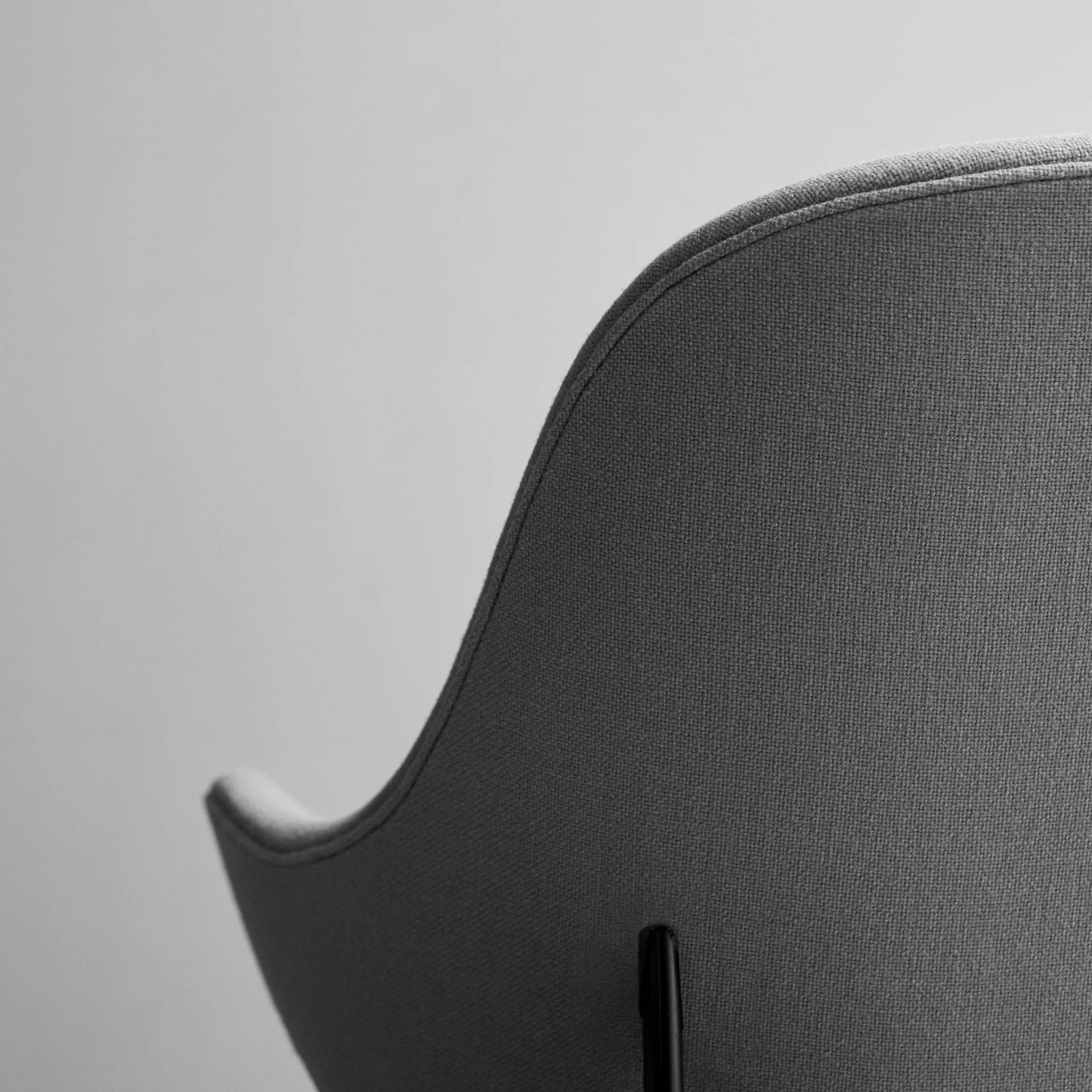 Καρέκλα σαλονιού Catch JH14, Ύφασμα Hallingdal 110 γκρι, μαύρα λακαρισμένα ατσάλινα πόδια &Tradition