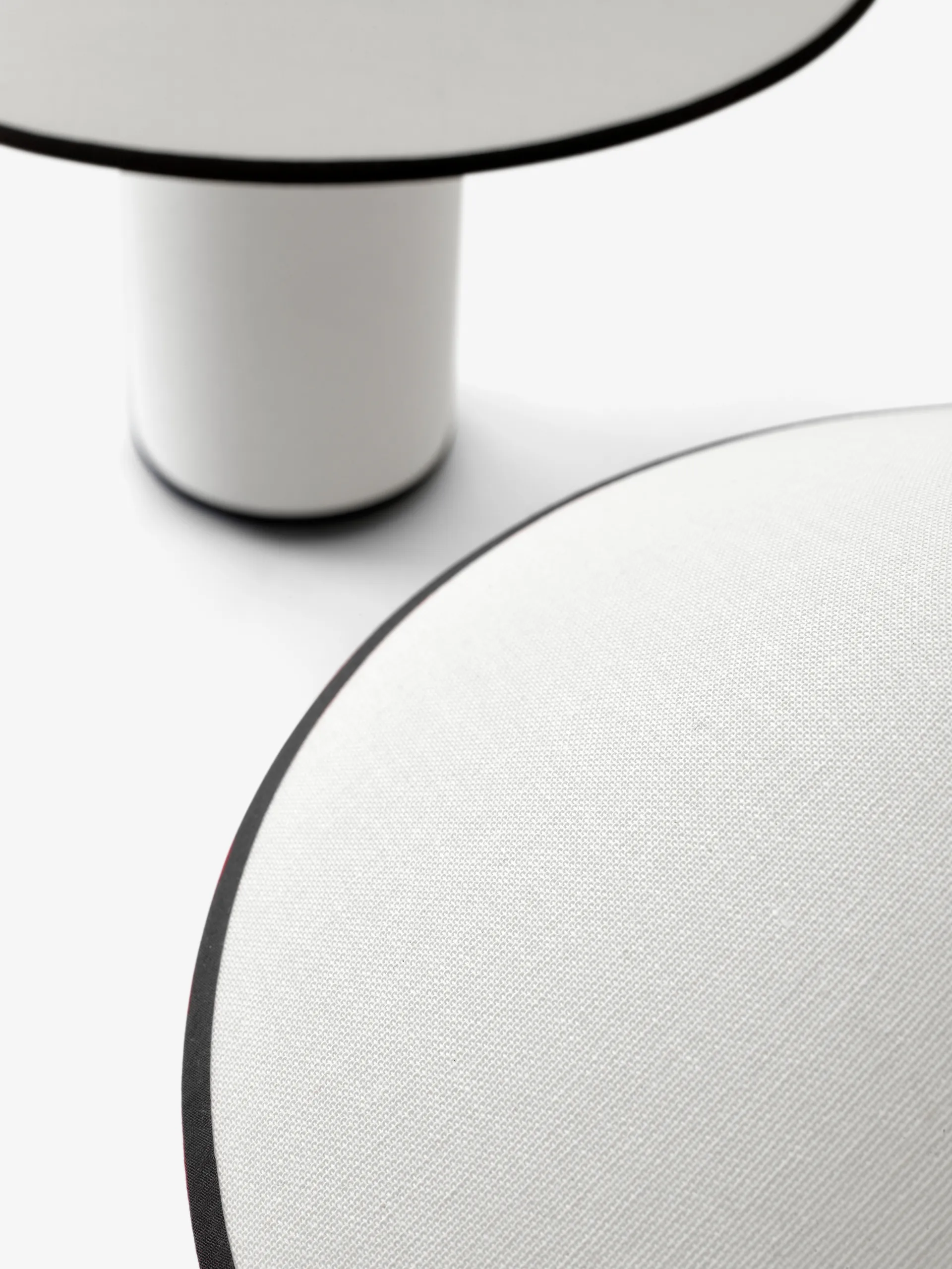 Επιτραπέζιο φωτιστικό Colette ATD6, Black & White &Tradition