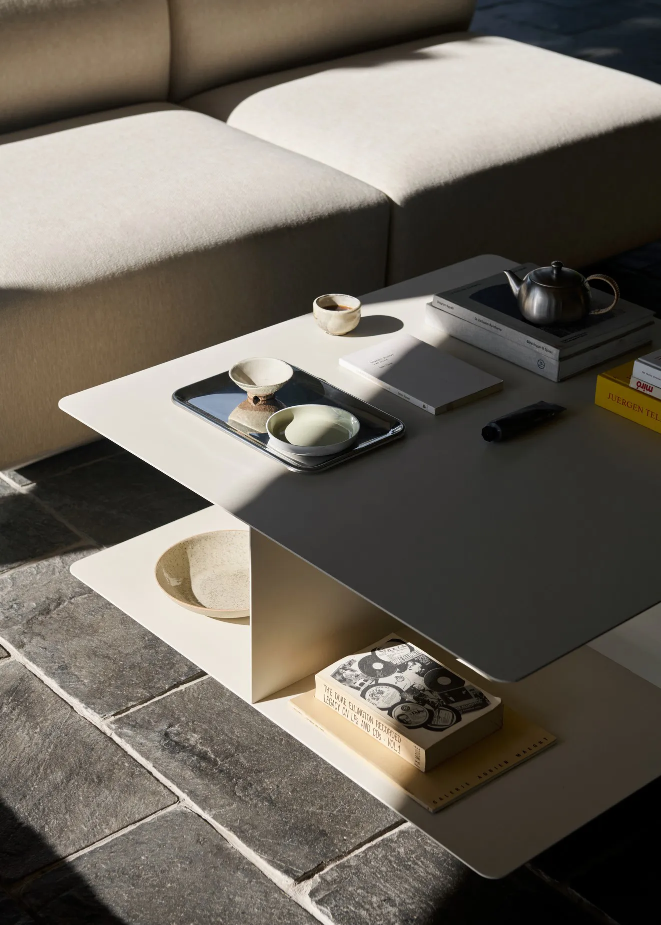 Develius EV3 τραπεζάκι σαλονιού, Steel ivory, Ø89x40 εκ. &Tradition