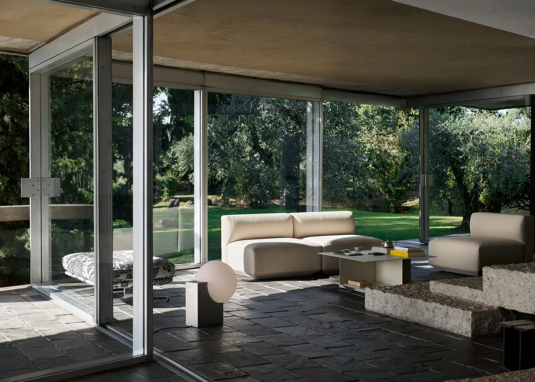 Develius EV3 τραπεζάκι σαλονιού, Steel ivory, Ø89x40 εκ. &Tradition