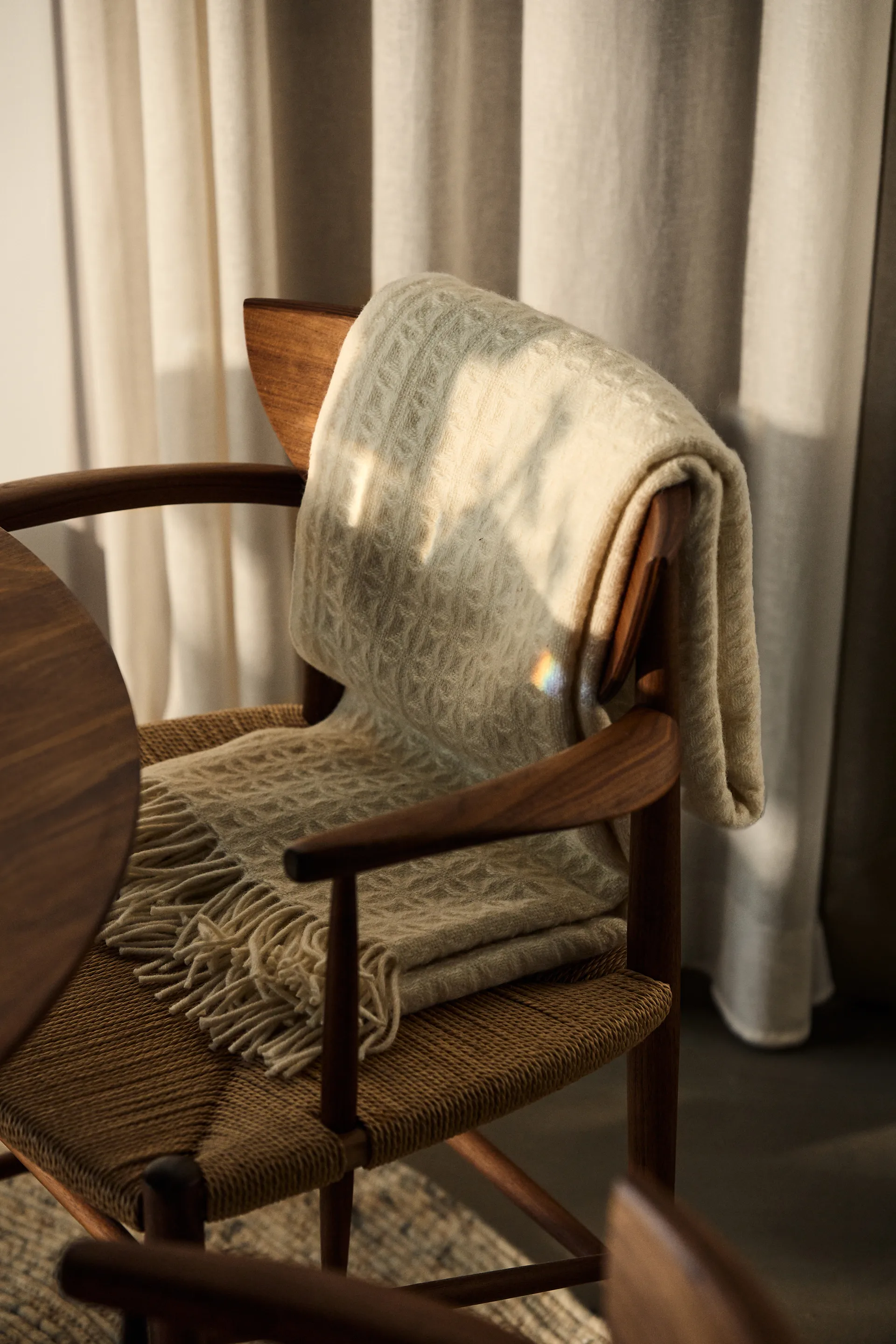 Drawn καρέκλα HM3, Καρυδιά &Tradition