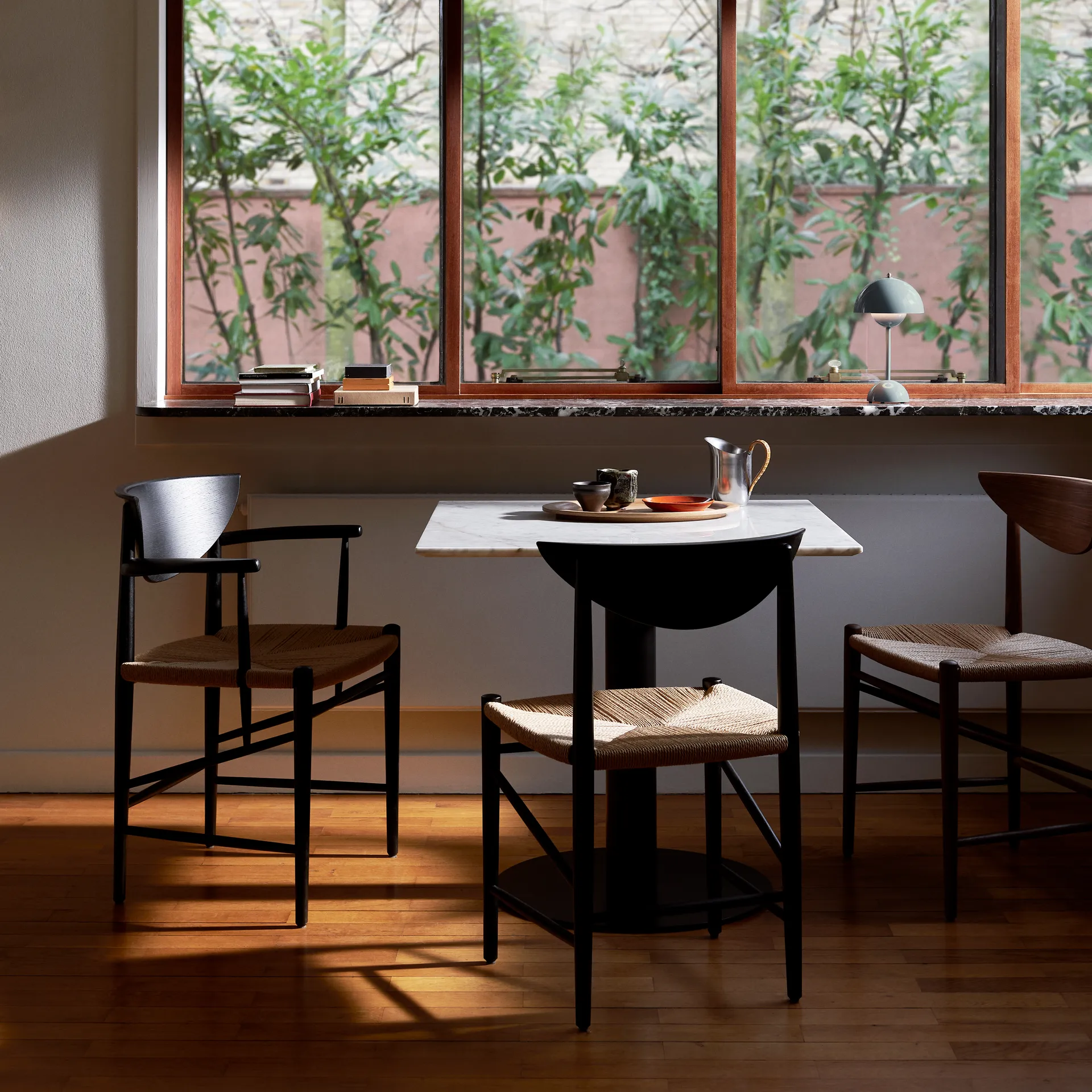 Drawn καρέκλα HM4 με υποβραχιόνιο, Μαύρη βελανιδιά &Tradition