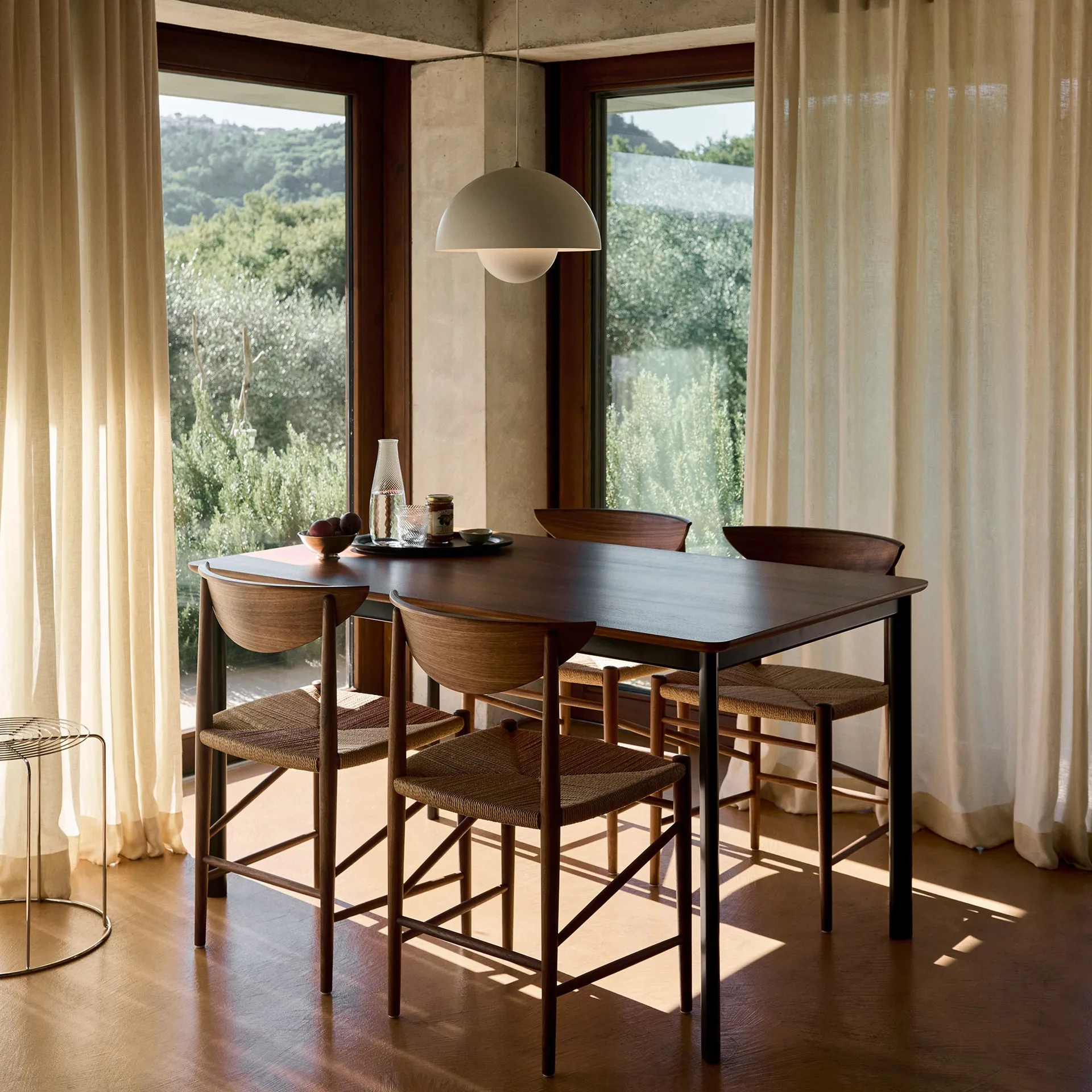 Drip HW115 τραπεζαρία 83x143 cm, Black frame-clear lacq. walnut &Tradition