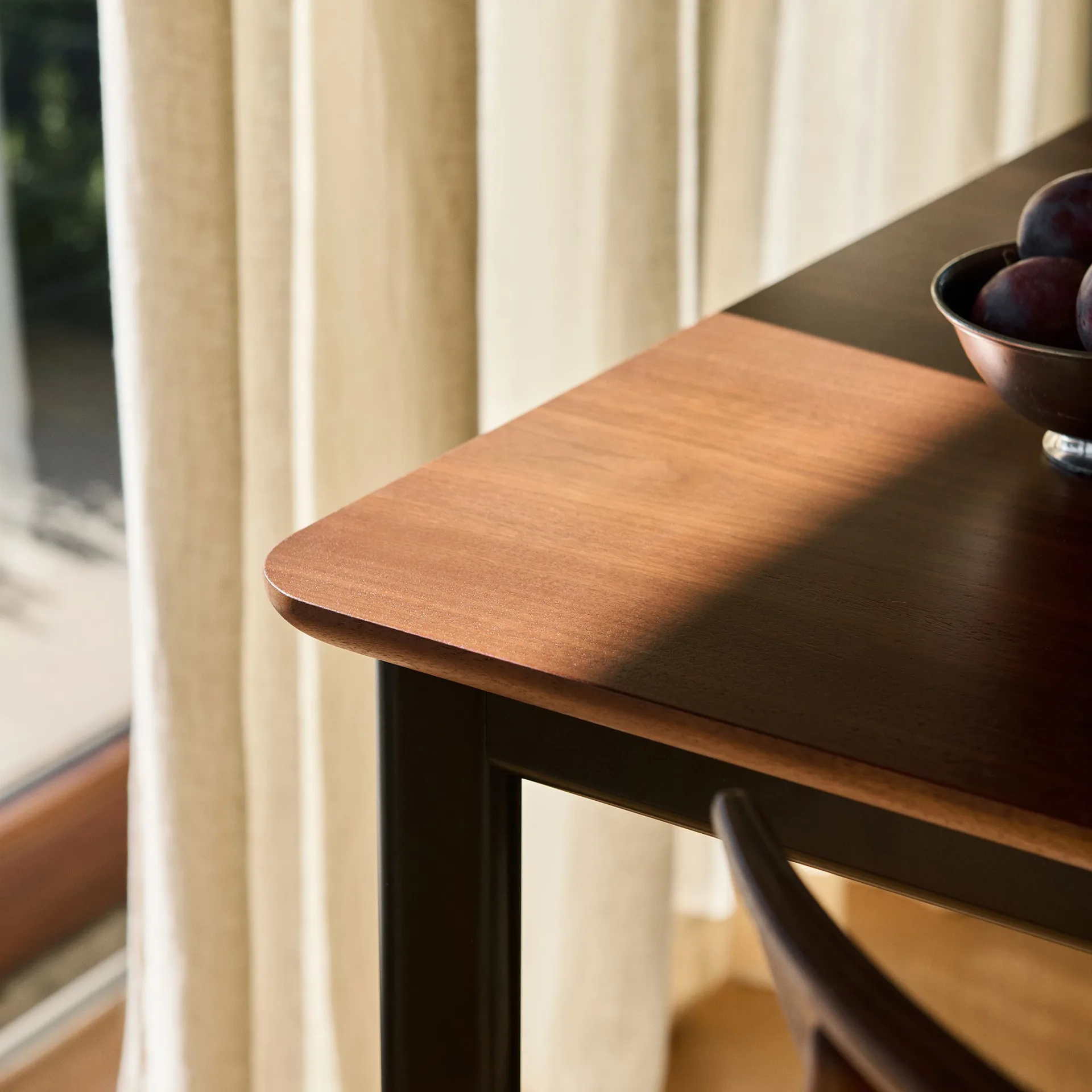 Drip HW117 τραπεζαρία 103x253 cm, Black frame-clear lacq. walnut &Tradition