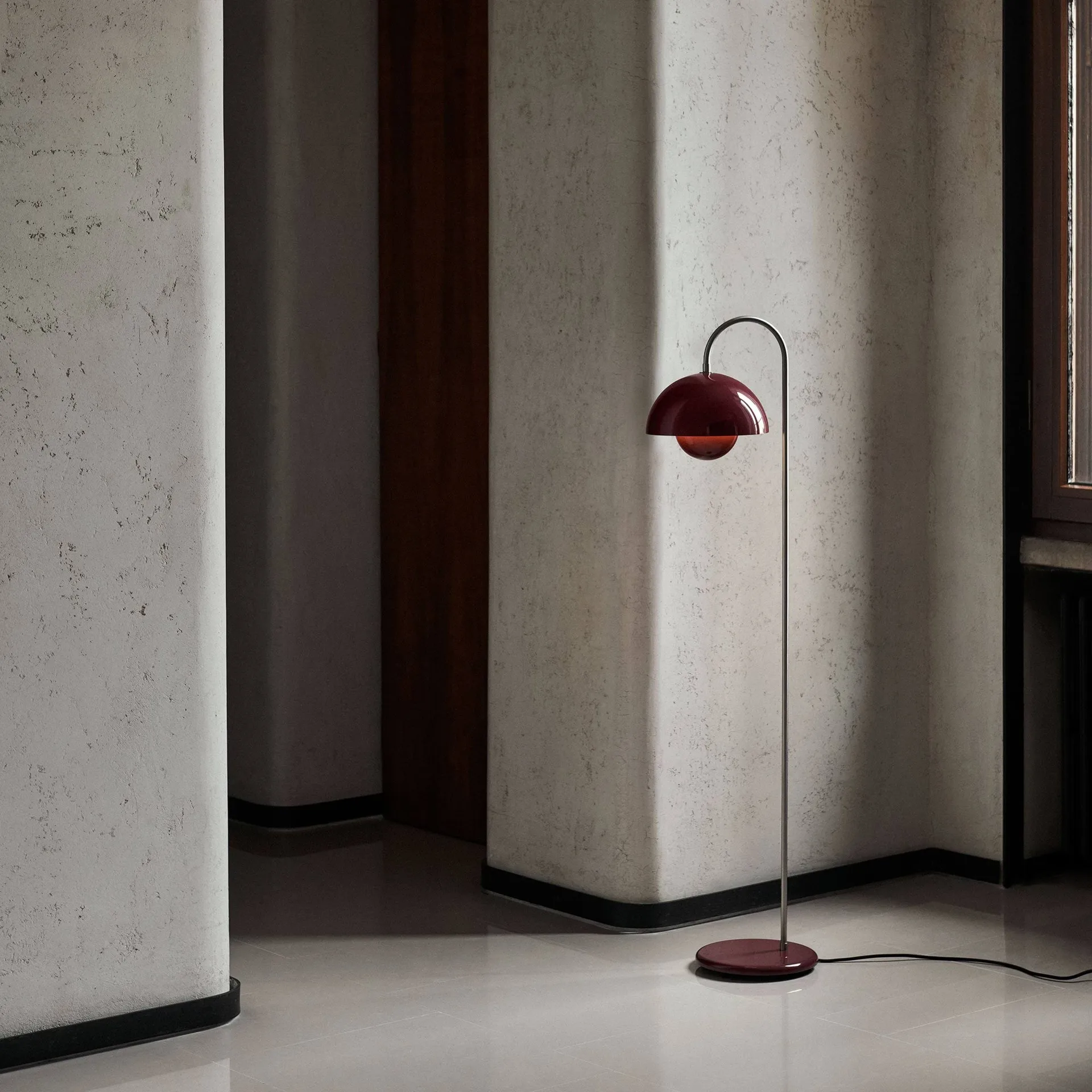 Flowerpot VP12 φωτιστικό δαπέδου, Dark plum &Tradition