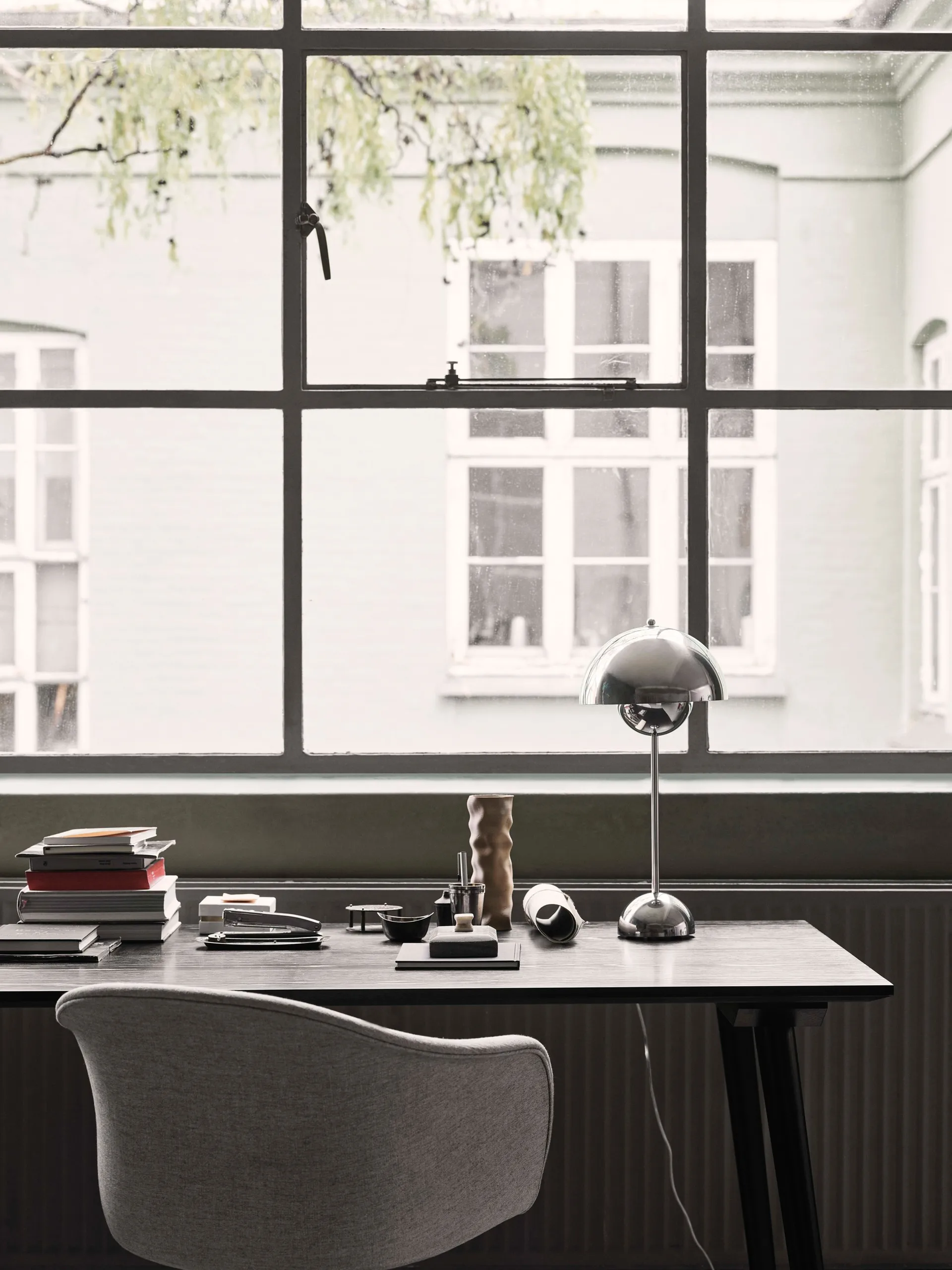 FlowerPot VP3 επιτραπέζιο φωτιστικό, Chrome-plated &Tradition