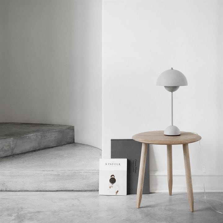 FlowerPot VP3 επιτραπέζιο φωτιστικό, ματ ανοιχτό γκρι &Tradition