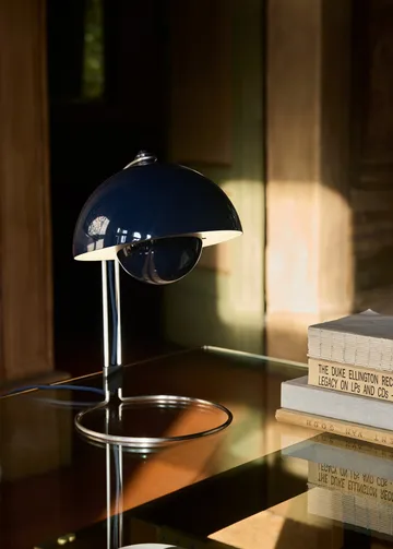 FlowerPot επιτραπέζιο φωτιστικό VP4 - Steel blue - &Tradition