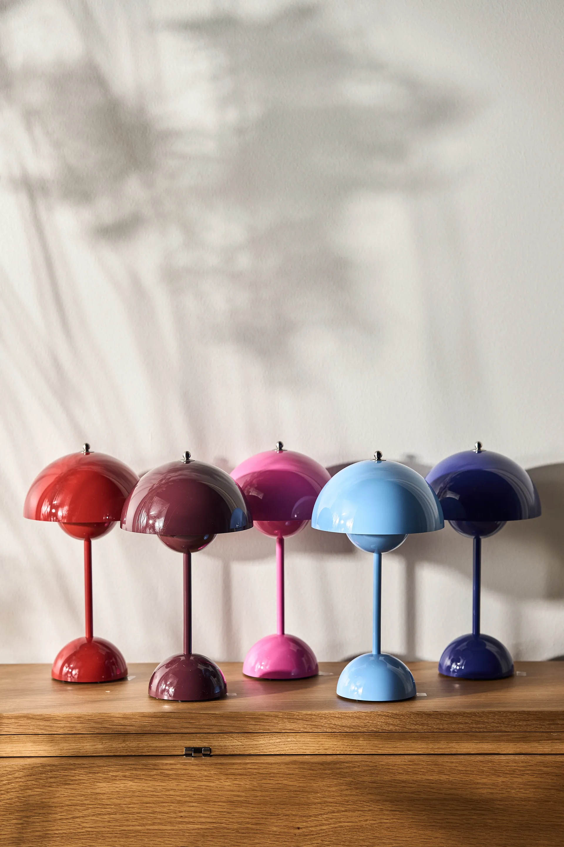 Flowerpot φορητό επιτραπέζιο φωτιστικό VP9, Dark plum &Tradition