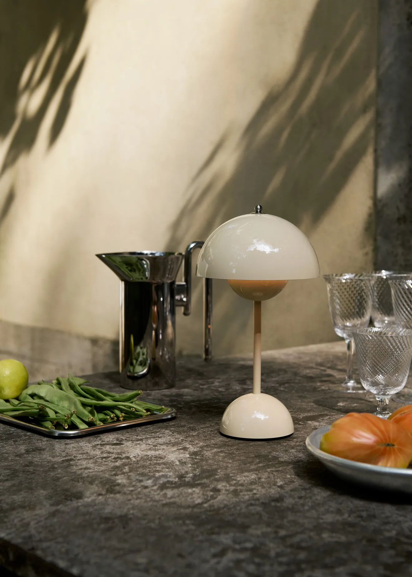 Flowerpot φορητό επιτραπέζιο φωτιστικό VP9, Ivory &Tradition