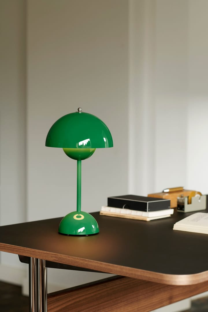 Flowerpot φορητό επιτραπέζιο φωτιστικό VP9, Signal green &Tradition