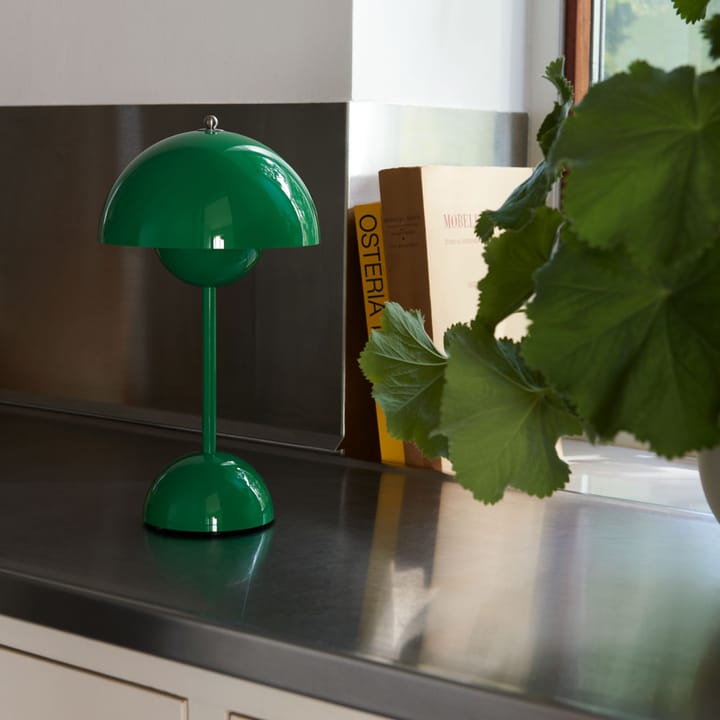 Flowerpot φορητό επιτραπέζιο φωτιστικό VP9, Signal green &Tradition