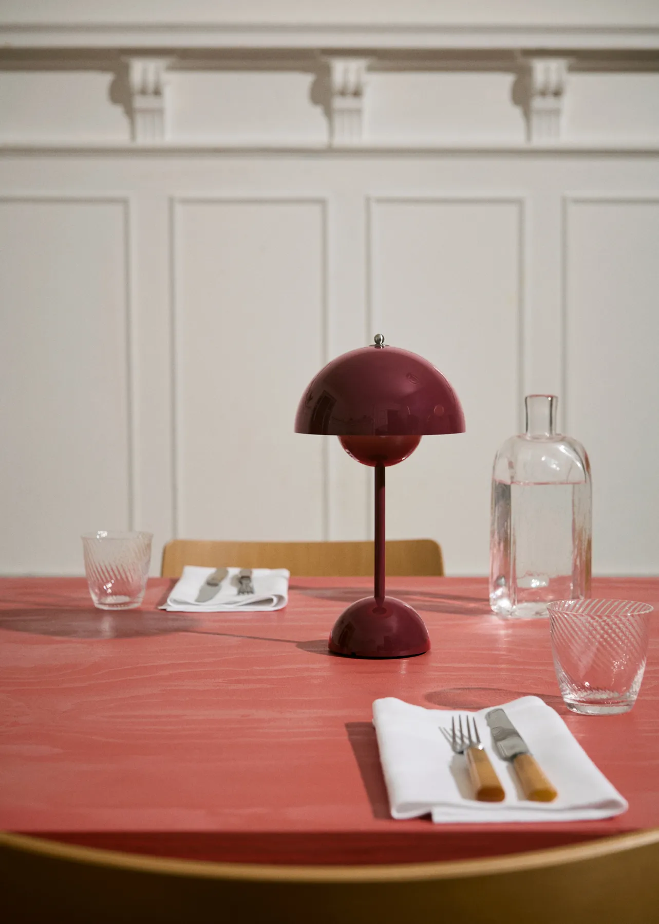 Flowerpot φορητό επιτραπέζιο φωτιστικό VP9, Vermilion red &Tradition