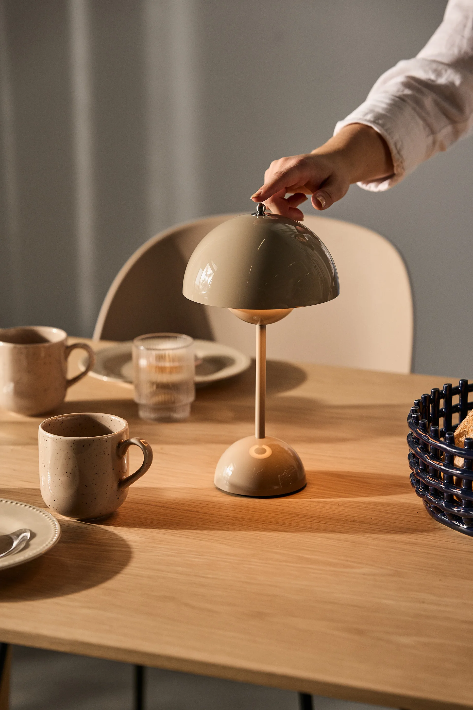 Flowerpot φορητό επιτραπέζιο φωτιστικό VP9, γκρι μπεζ &Tradition