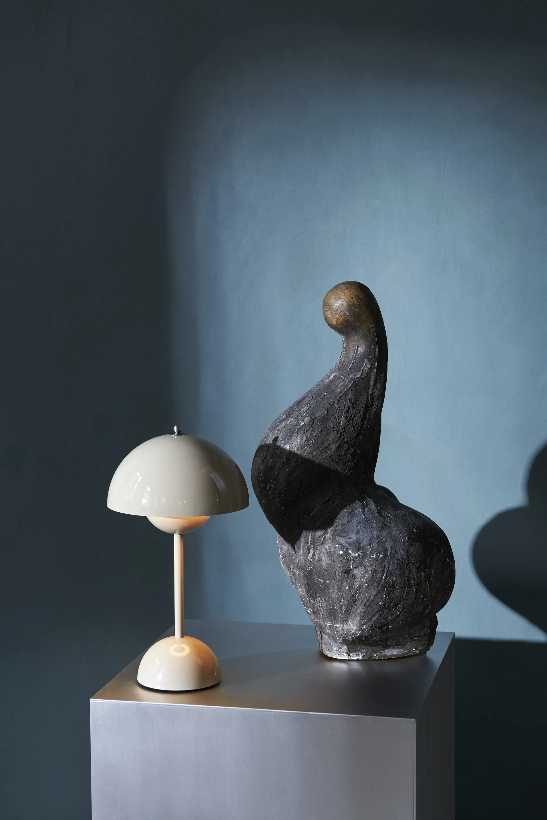 Flowerpot φορητό επιτραπέζιο φωτιστικό VP9, γκρι μπεζ &Tradition