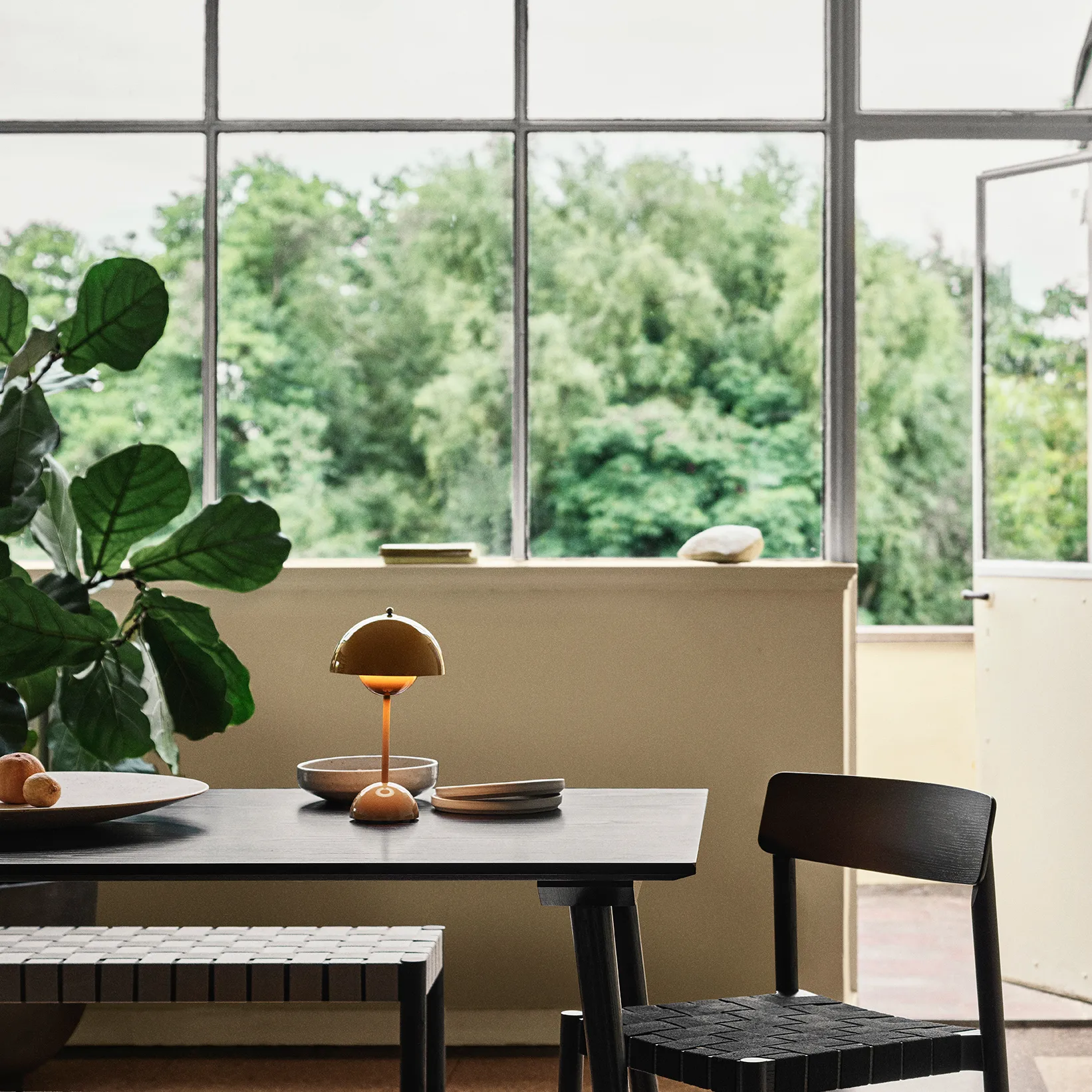 Flowerpot φορητό επιτραπέζιο φωτιστικό VP9, μουσταρδί &Tradition