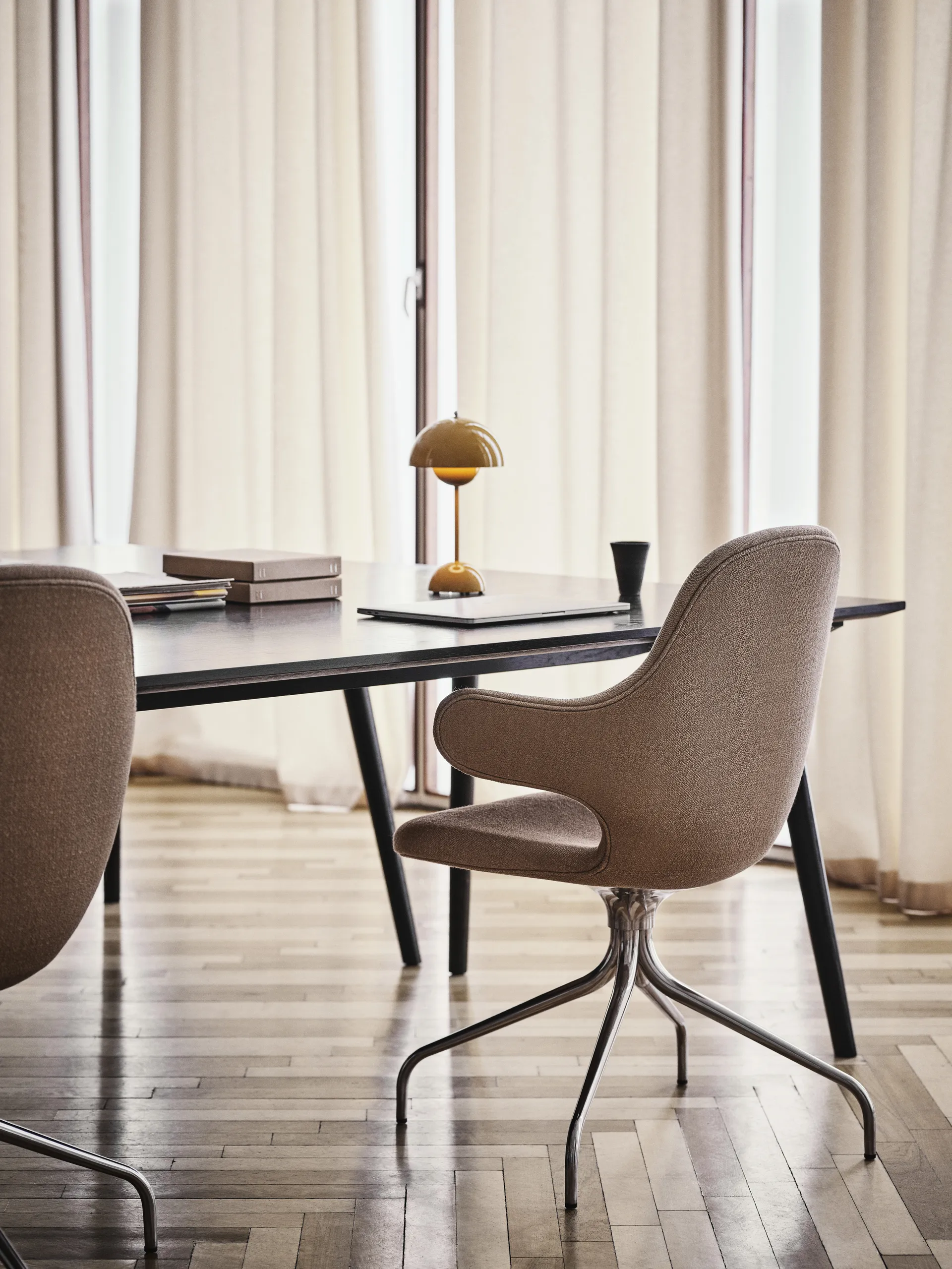 Flowerpot φορητό επιτραπέζιο φωτιστικό VP9, μουσταρδί &Tradition