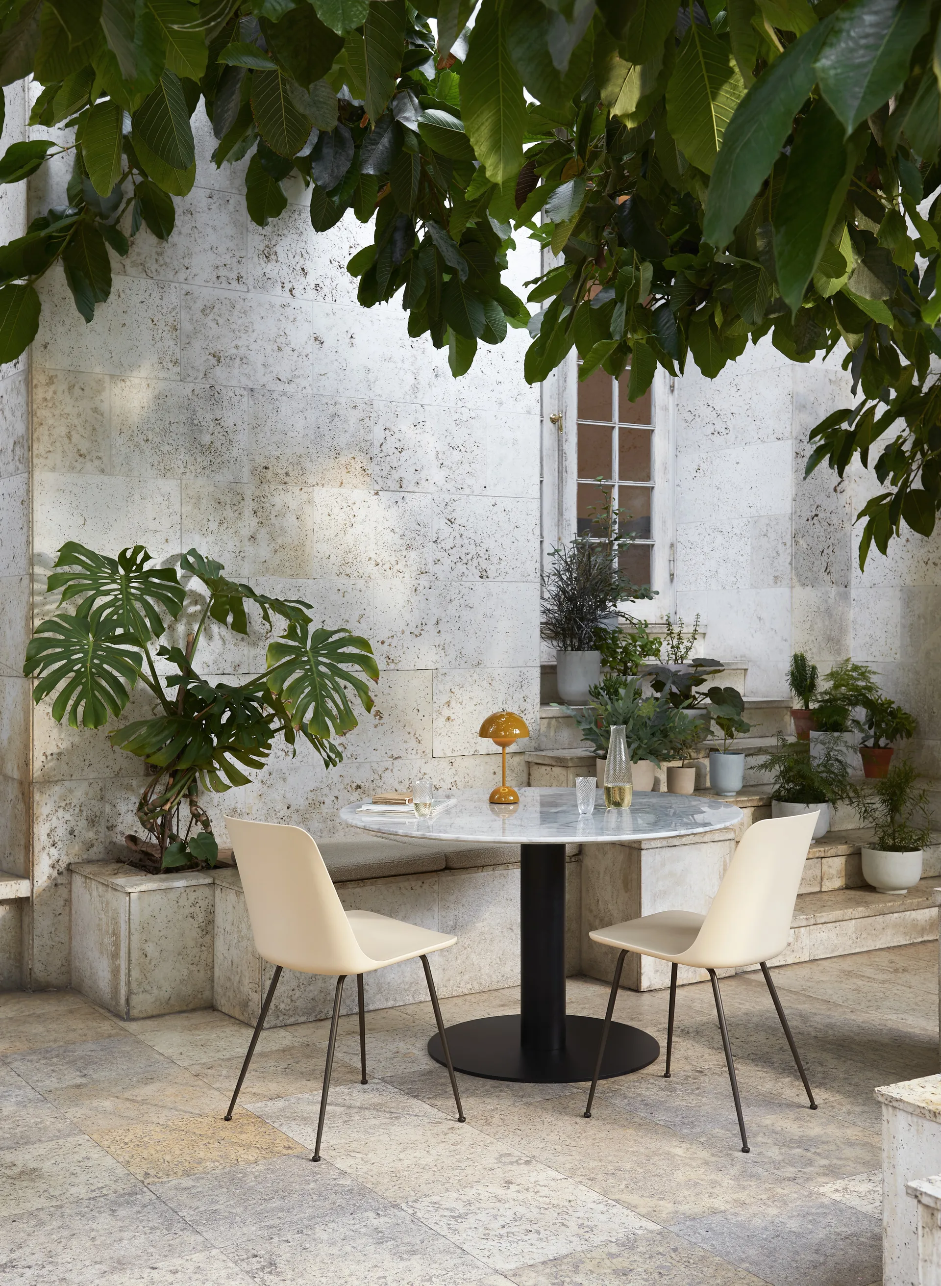 Flowerpot φορητό επιτραπέζιο φωτιστικό VP9, μουσταρδί &Tradition