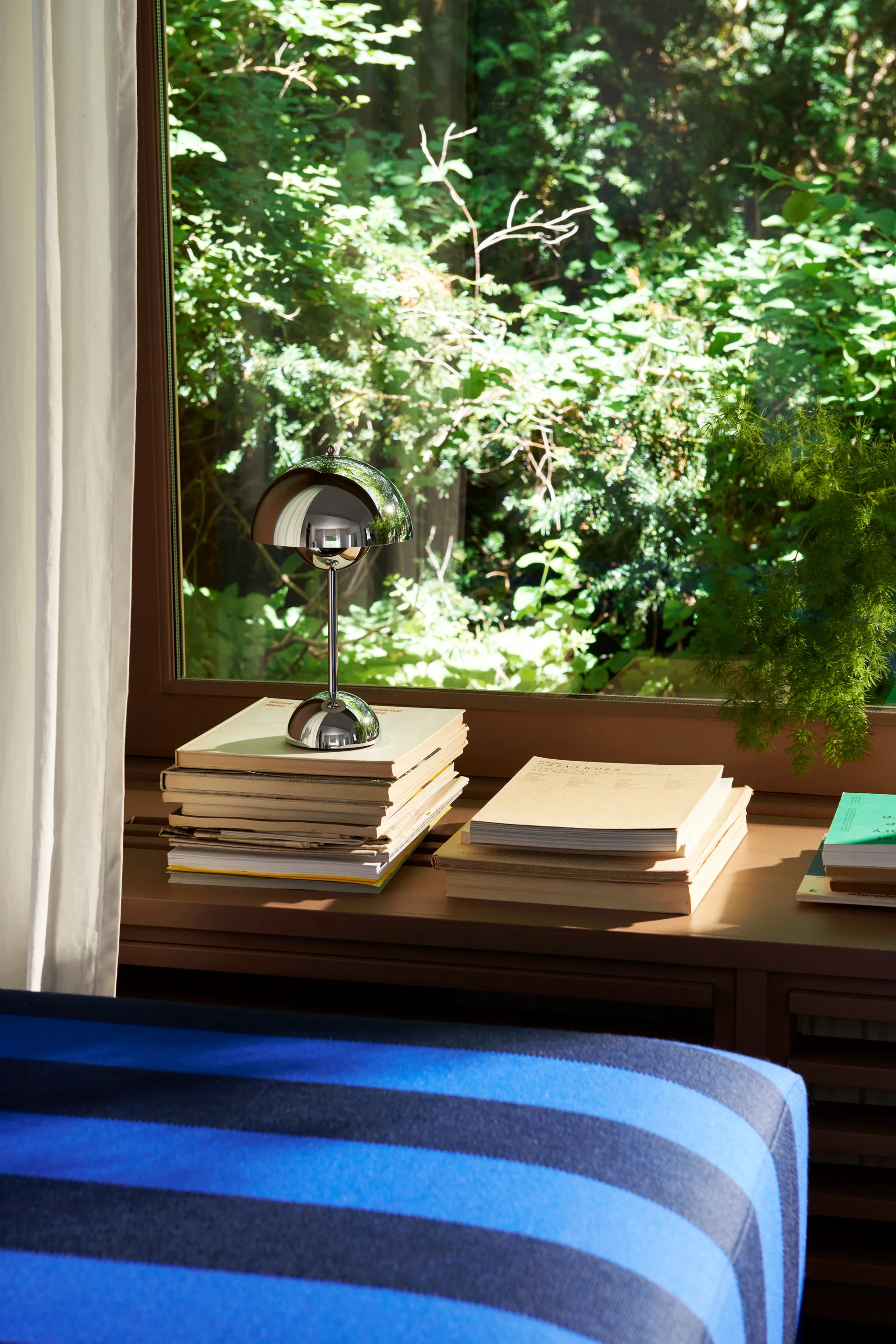 Flowerpot φορητό επιτραπέζιο φωτιστικό VP9, Χρώμιο &Tradition