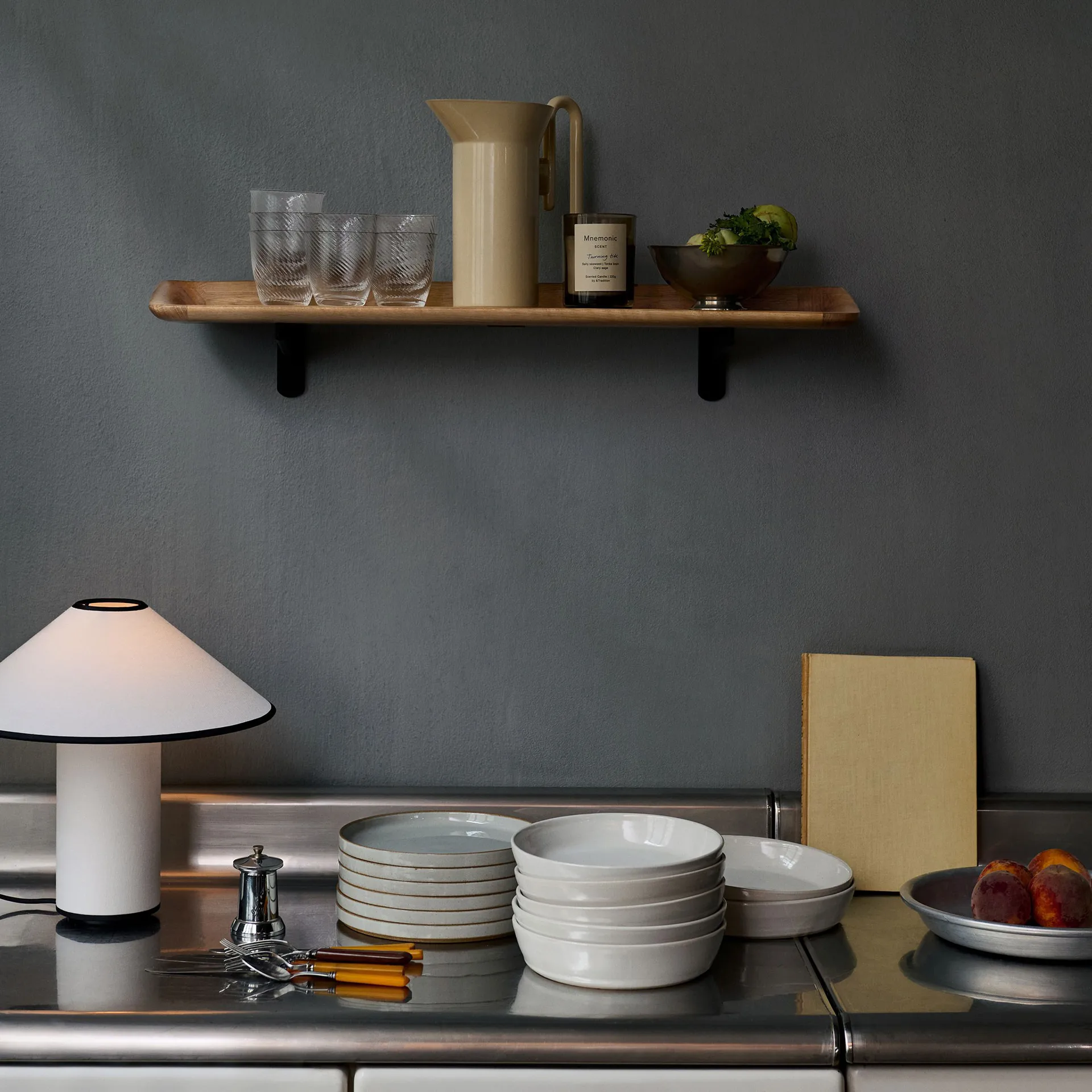 Guild HM14 ράφι 75 cm, Solid lacquered oak &Tradition